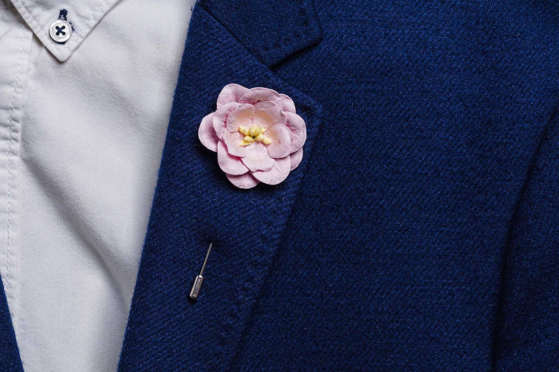 Lavendel Rosa Magnolie Für Revers - Hochzeitsgast Boutonniere, Stilvolle Anstecknadel, Geschenk Ihn, Blumenbrosche, Extravagante Herrenaccessoires von BloomLapelPins