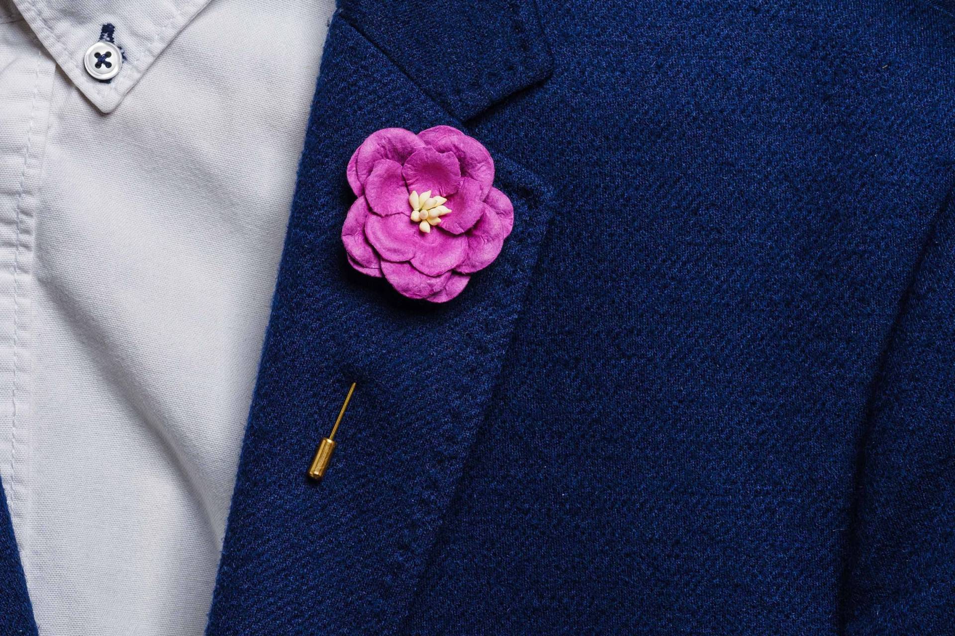 Lila Magnolie Boutonniere - Frühling Blumen Pin, Trauzeuge Geschenk, Anzug Revers Hochzeit Geschenk Für Ihn, Schöne Stick Pin von BloomLapelPins