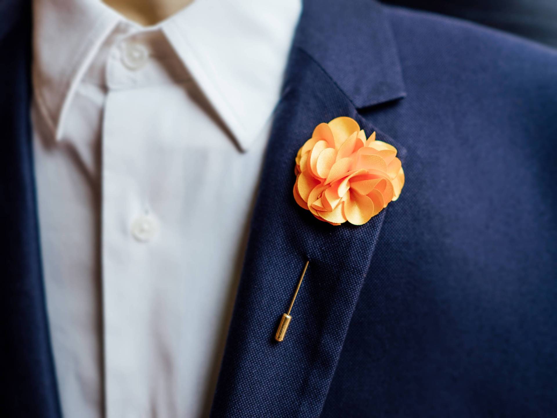 Orange Revers Pin, Hochzeit Boutonniere, Trauzeuge Vorschlag, Blume Anstecknadel, Groomsmen Anstecknadel von BloomLapelPins