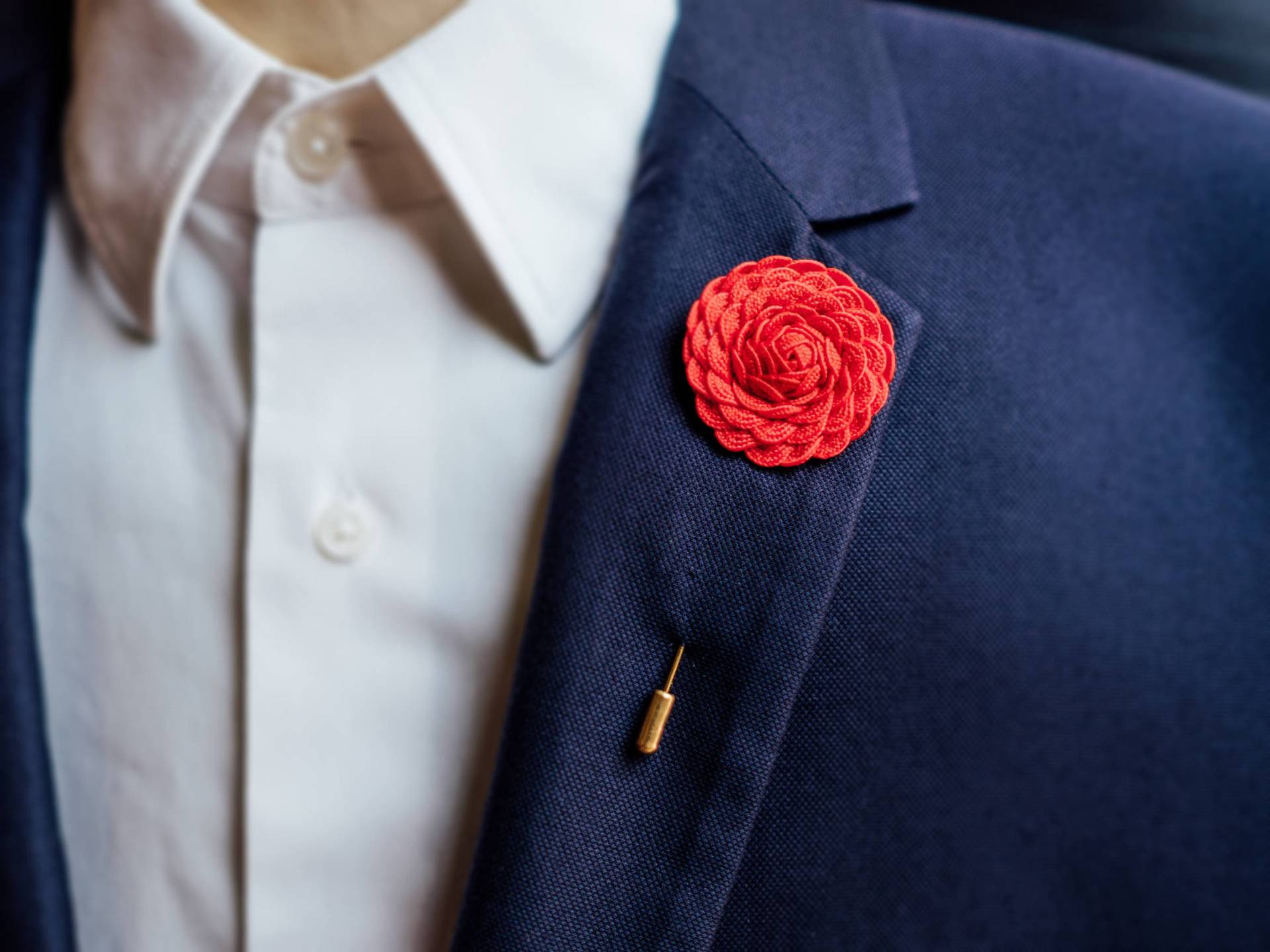 Rote Brosche, Geschenk Für Ihn, Blumen Anstecknadel, Anzug Rote Boutonniere, Trauzeugen Geschenk, Elegante Ehemann von BloomLapelPins