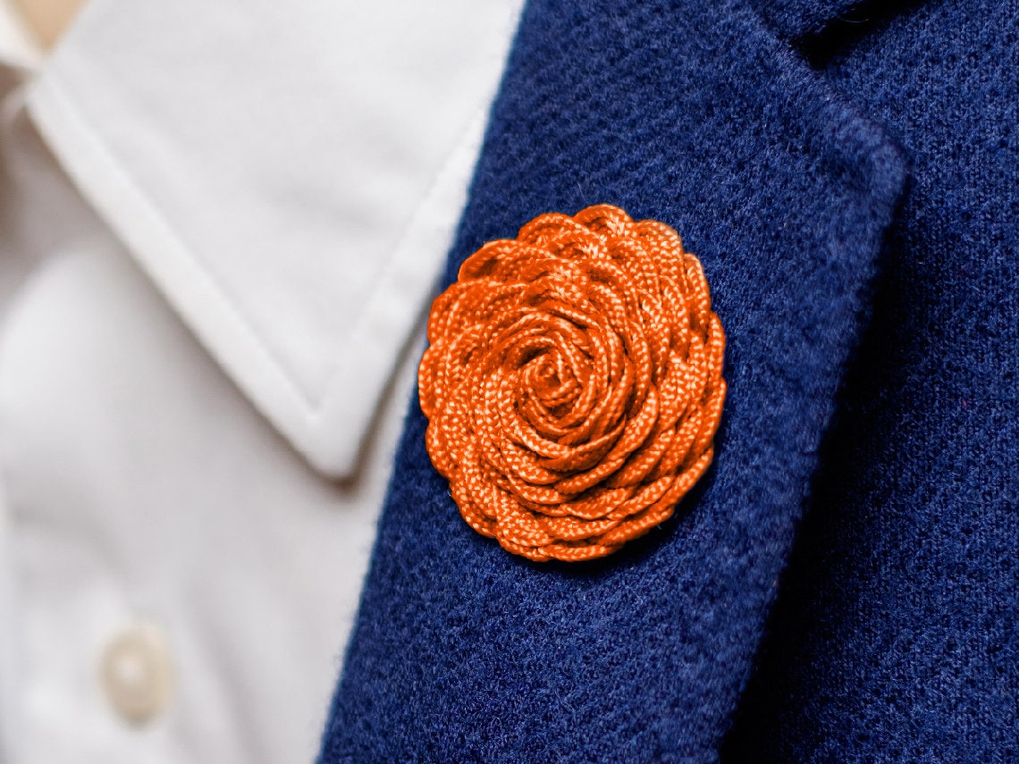 Swirl Hochzeitsblumen Für Revers, Orange Brosche Pin, Revers Pin Knopfloch, Elegante Stick Rustikale Hochzeit Boutonniere, Geschenk Zum Vatertag von BloomLapelPins