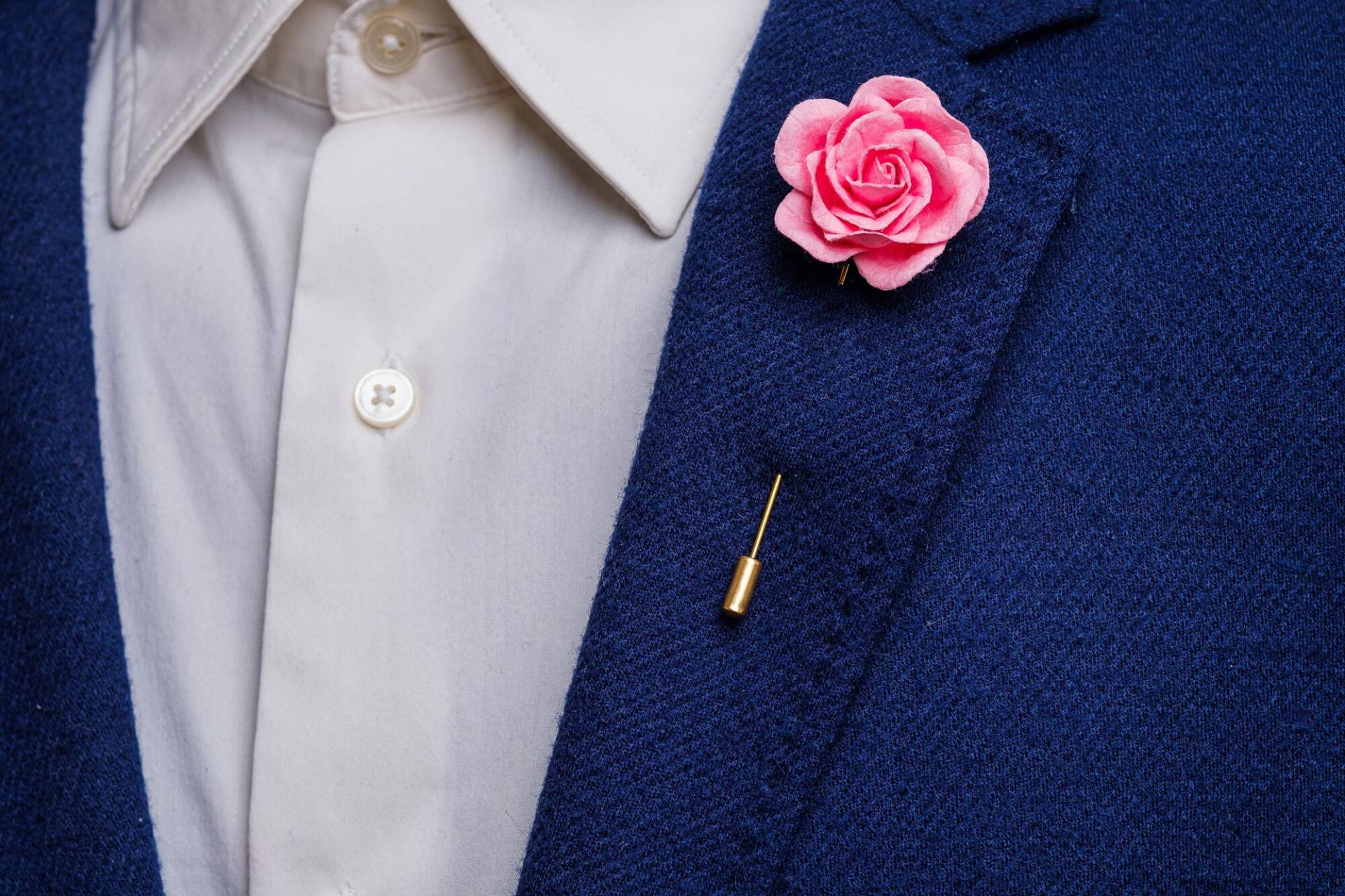 strukturierte Rosa Weit Geöffnete Blumen-Boutonniere Mit Goldener/Silberner Nadel - Viele Farben Erhältlich, Geeignet Für Partys/Besondere von BloomLapelPins