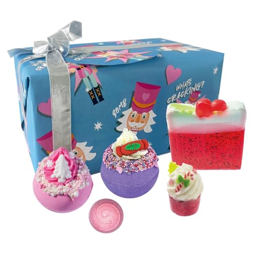 Bomb Cosmetics What's Cracking Festive Christmas Handmade Wrapped Bath & Body Set with Essential Oils, Includes Bath Bombs, Soap, Bath Mallow & Bath Creamer Bomb Cosmetics What's Cracking Festive Christmas Handmade Wrapped Bath & Body Set with Essential Oils, Includes Bath Bombs, Soap, Bath Mallow & Bath Creamer von Bomb Cosmetics