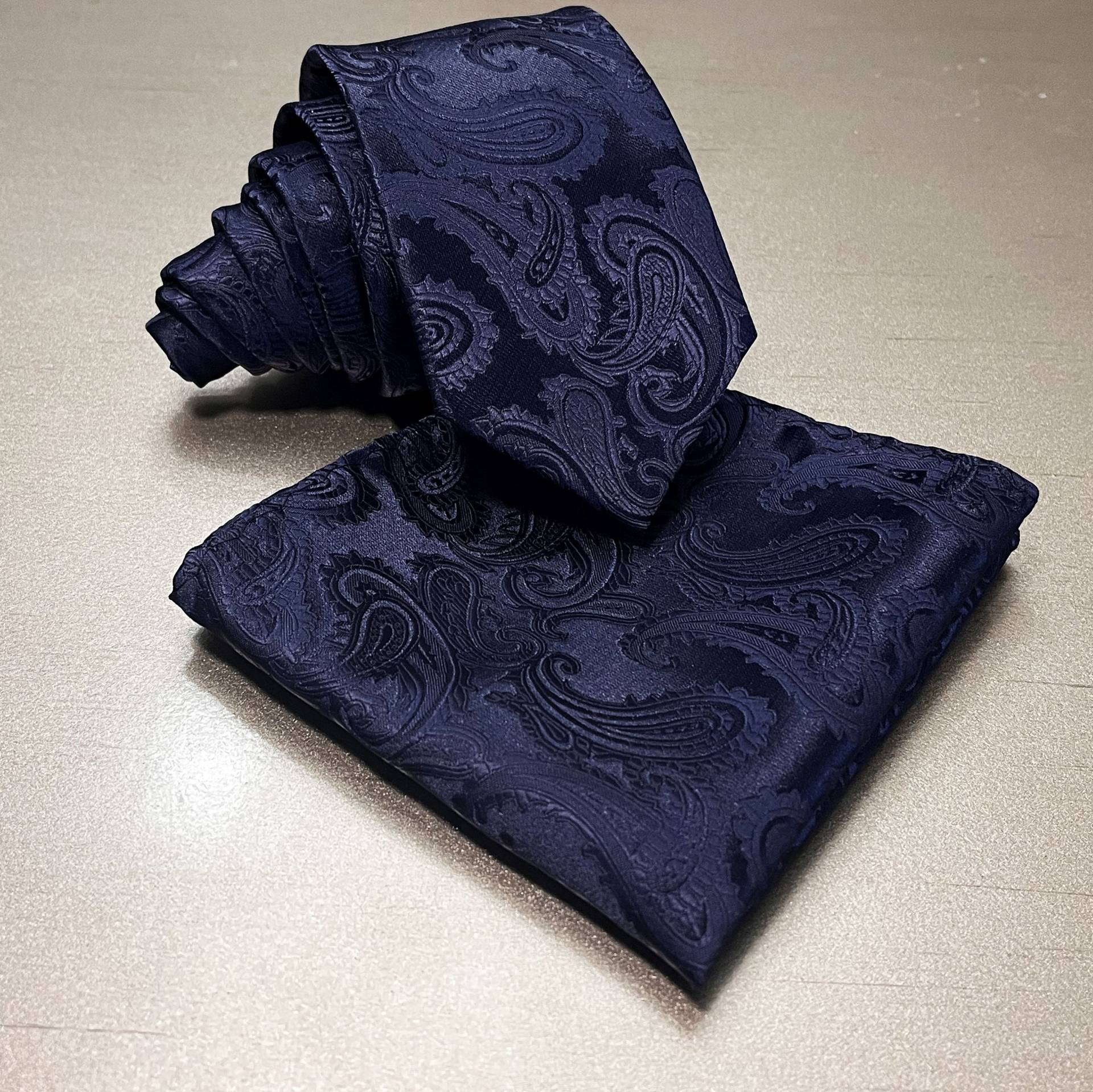 Slim 2, 75" Breite - Paisley Navy Blue Selbstkrawatte Und Pocket Square Hankie Set von BowieUSA