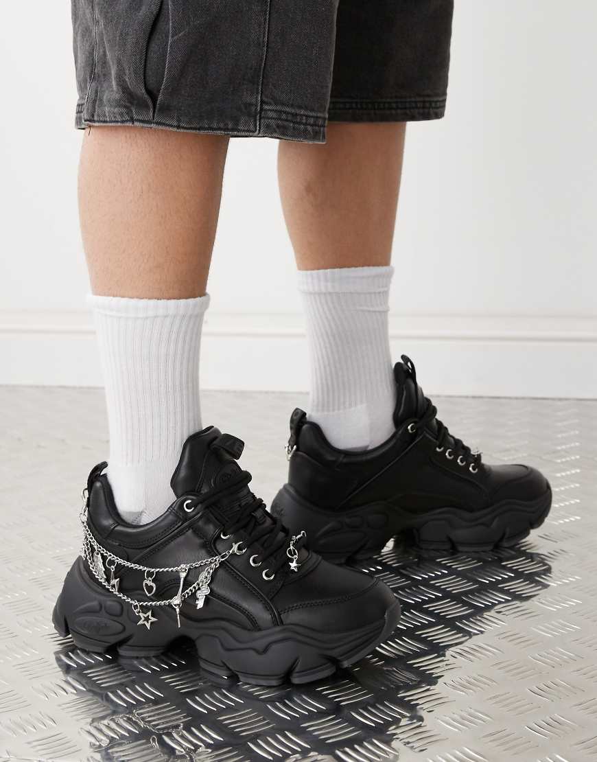 Buffalo - Binary - Schuhe in Schwarz mit dicker Sohle und Anhängern Buffalo - Binary - Schuhe in Schwarz mit dicker Sohle und Anhängern von Buffalo