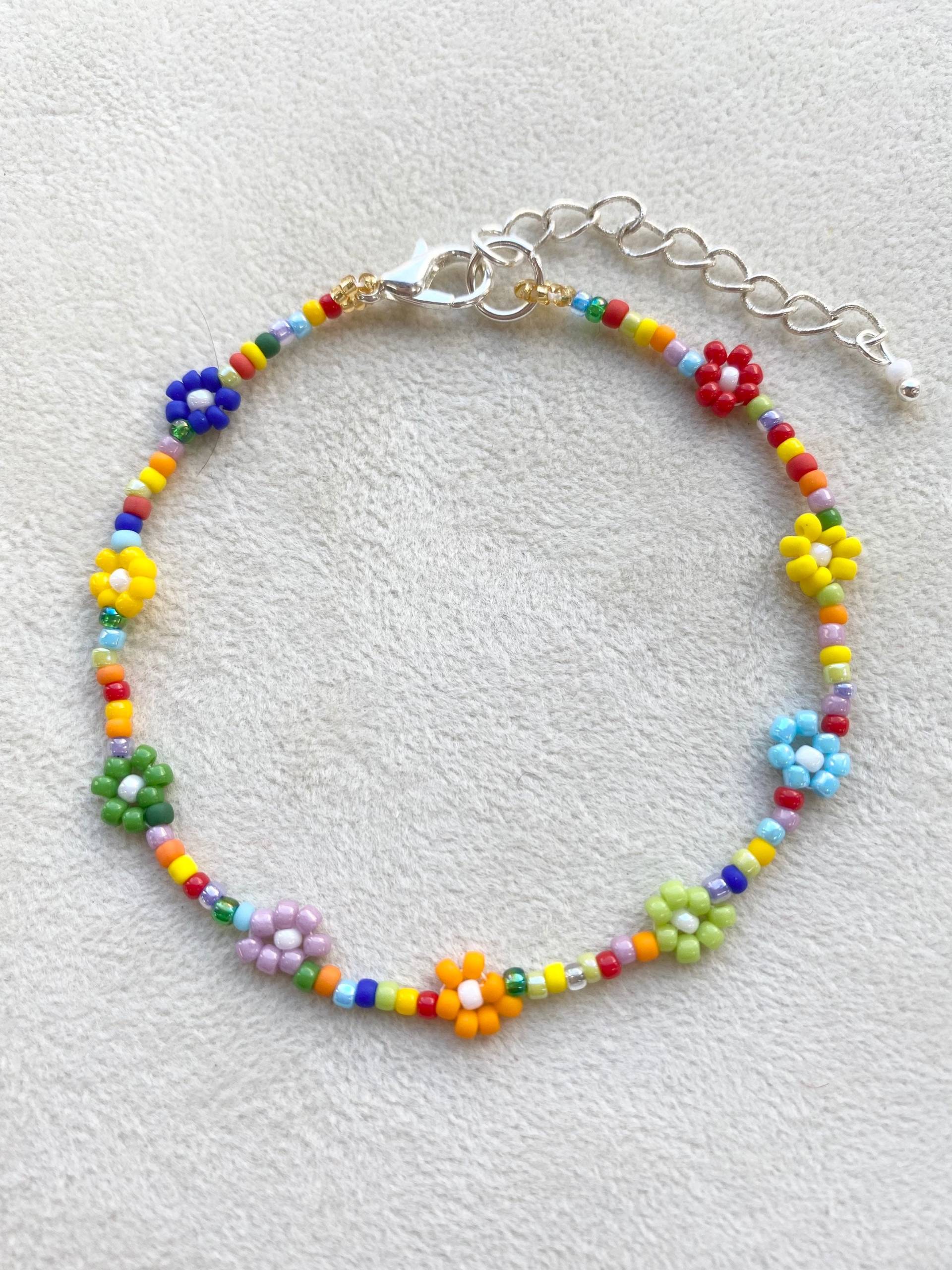 Gänseblümchen Kettenarmband, Mehrfarbige Perlen Fußkette, Schmuck, Flower Power Geschenk, Regenbogen Pride Geschenk von ButterflymoonByYuet