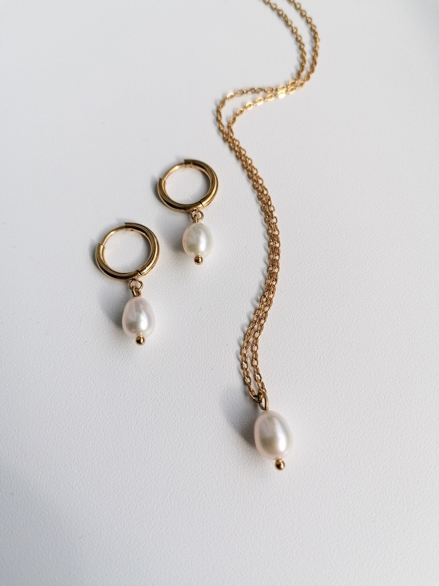 Weiße Perlen Schmuck Set, Goldene Ohrringe Und Halskette, Einzelperle Charm Hochzeitsschmuck von ByIsabelleDesign