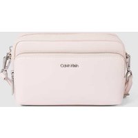 CK Calvin Klein Umhängetasche mit Label-Applikation Modell 'CAMERA BAG' in Offwhite, Größe One Size von CK Calvin Klein