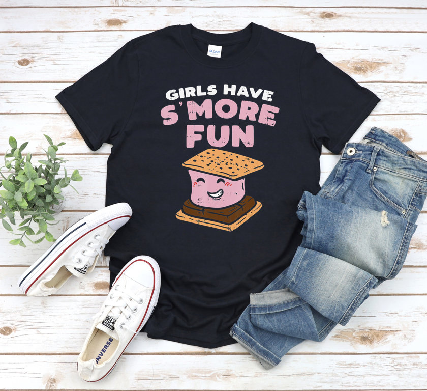 Girls Have S'more Fun Smores Camping Girls Just Want To Have Fun Trip Rv Anhänger Unisex Softstyle T-Shirt von CYTEShirts