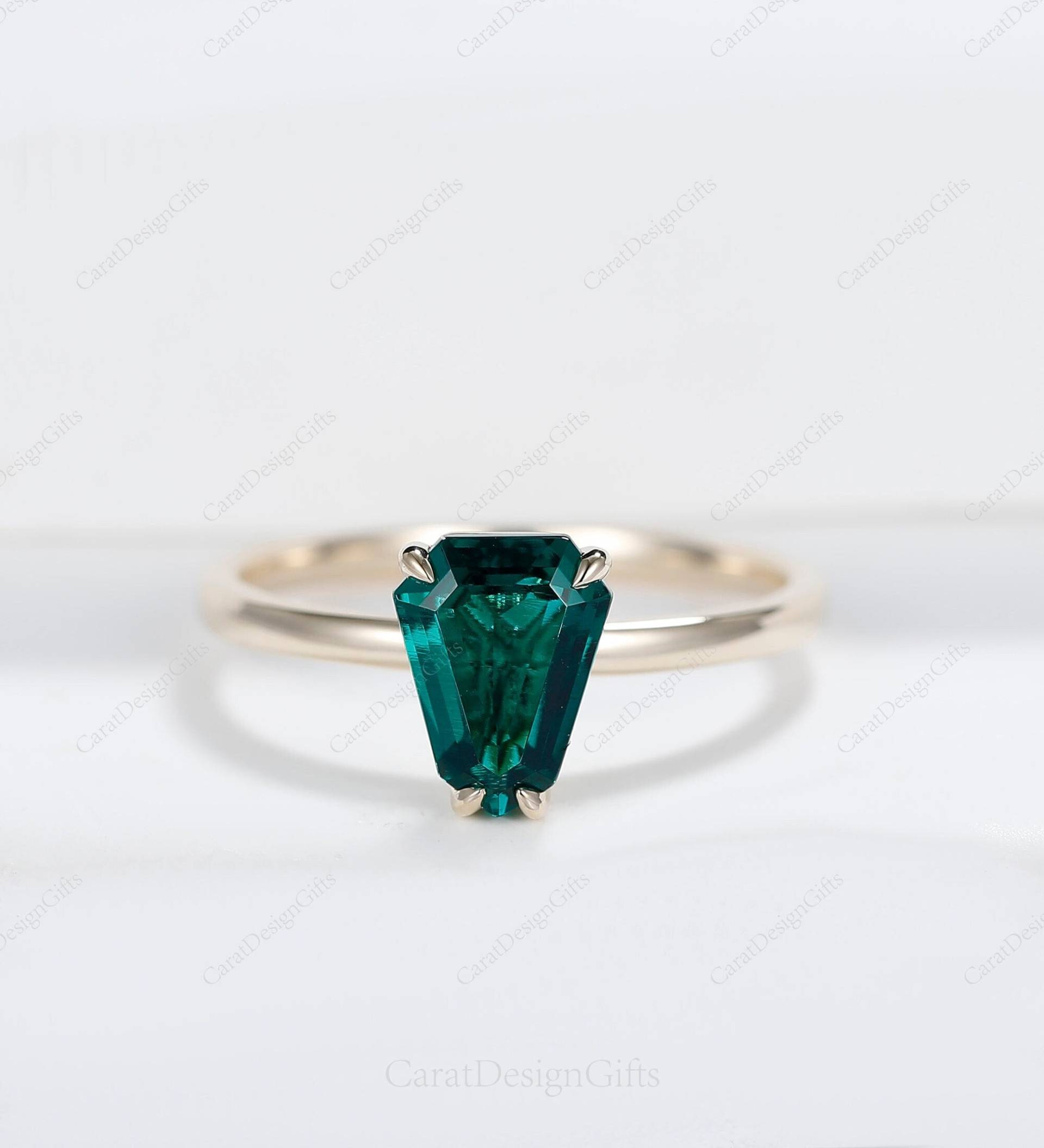 Einfacher Smaragd Solitärring, Einzigartiger Smaragd-Verlobungsring, 7x9mm Mai Birthstone Ring Für Frauen, Smaragdring von CaratDesignGifts