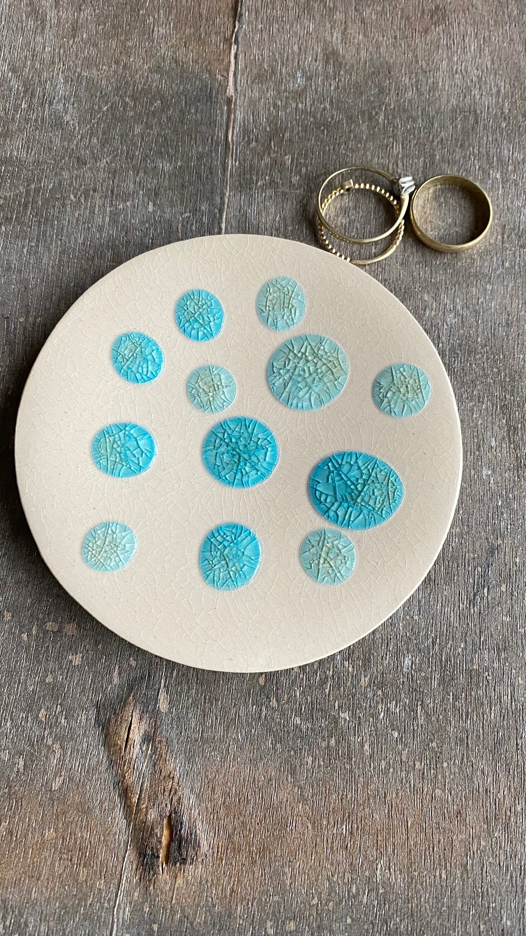 Dotty Ringschale Mit Recycelten Glasstücken, Rot, Blau, Grüne Punkte Ooak Keramikplatte Schmuckschale, Kerzenhalter Dotty Ringschale Mit Recycelten Glasstücken, Rot, Blau, Grüne Punkte Ooak Keramikplatte Schmuckschale, Kerzenhalter von Ceraminic