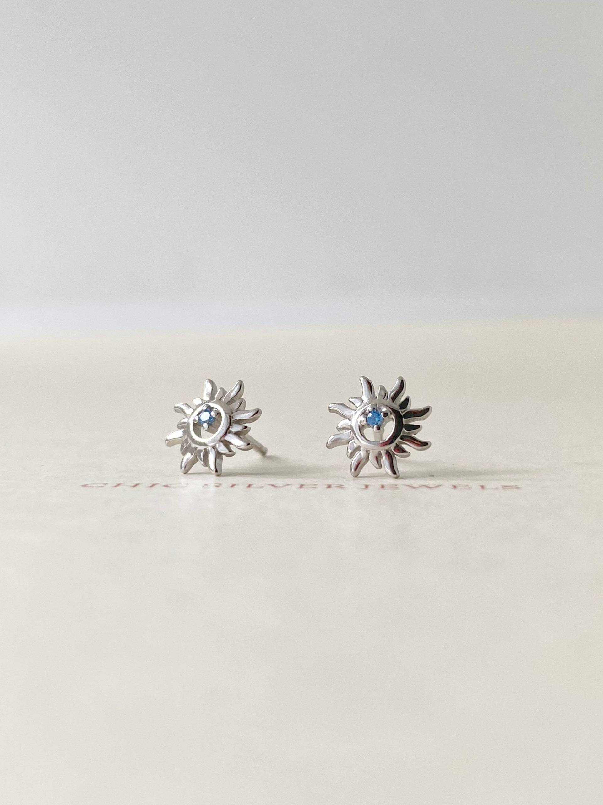 Zierliche Cz Sun Ohrstecker, Sterling Silber Ohrringe, Starburst Minimalist Blau Tiny Sunburst Gold Cute Kids Kleine Kinder Geschenke von ChicSilverJewels