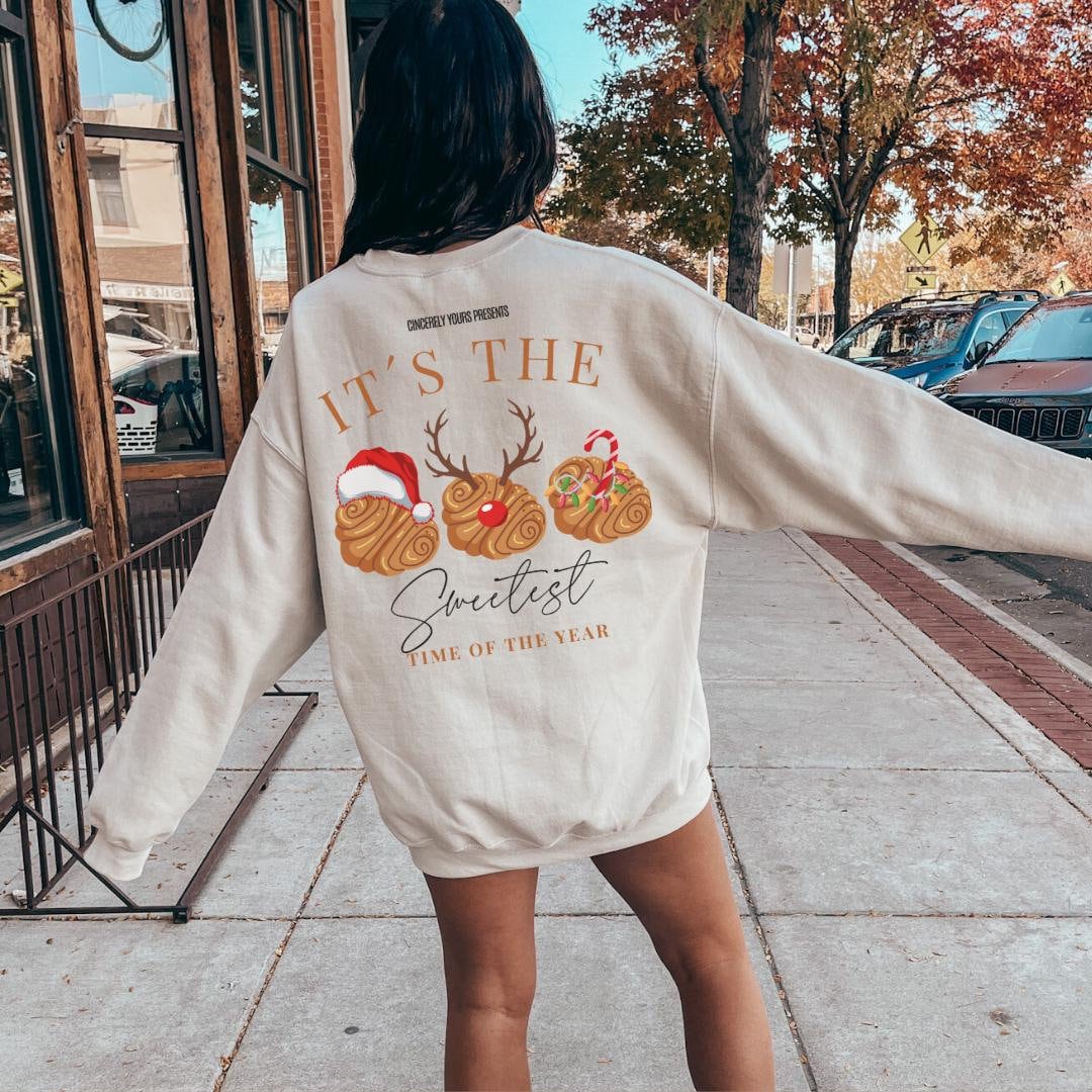 Its The Sweetest Time Of Year Franzbrötchen Christmas Sweatshirt Breakfast Lover Hamburg Food Mother Gift 90S Graphic Back Print Y2K Its The Sweetest Time Of Year Franzbrötchen Christmas Sweatshirt Breakfast Lover Hamburg Food Mother Gift 90S Graphic Back Print Y2K von CincerelyYoursShop