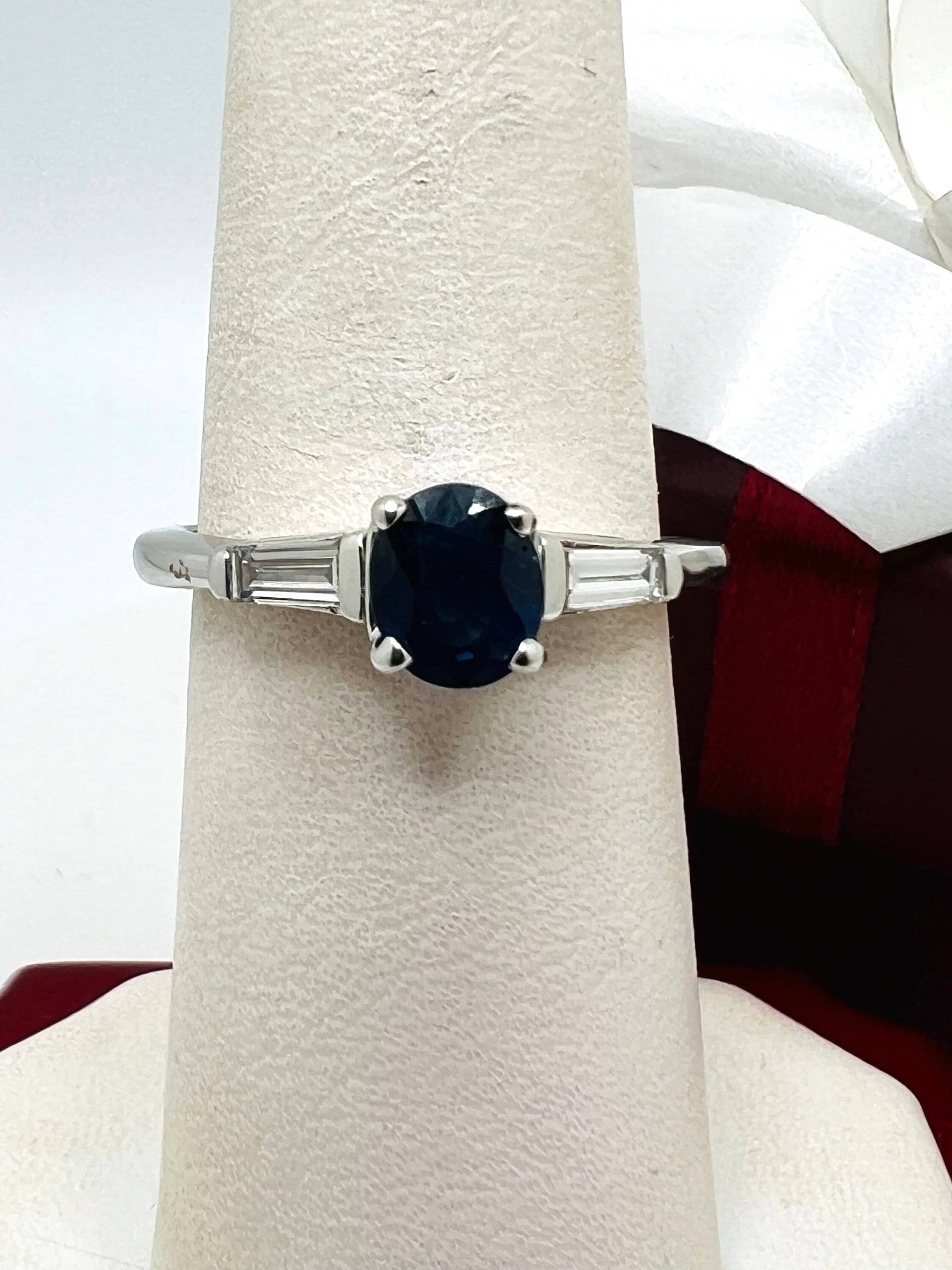 14K Weißgold Blauer Saphir Wärmebehandelt 0.35Ct & Diamanten Baguette 0.12Ct Ringgröße 7 von ColorCoutureJewels