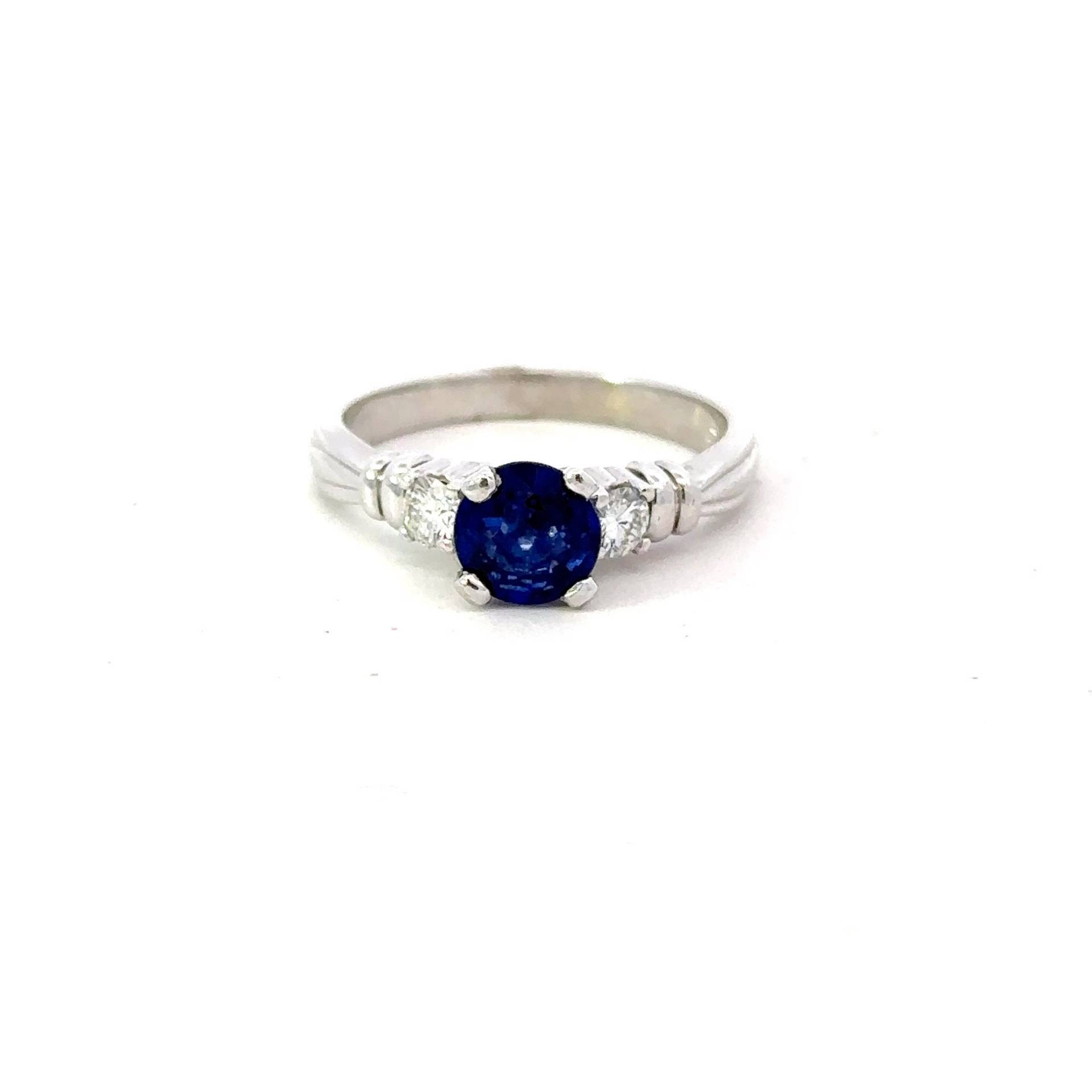 Platin Blauer Saphir, Wärmebehandelter Diamant 0.20Ct Ring, Größe 6 von ColorCoutureJewels