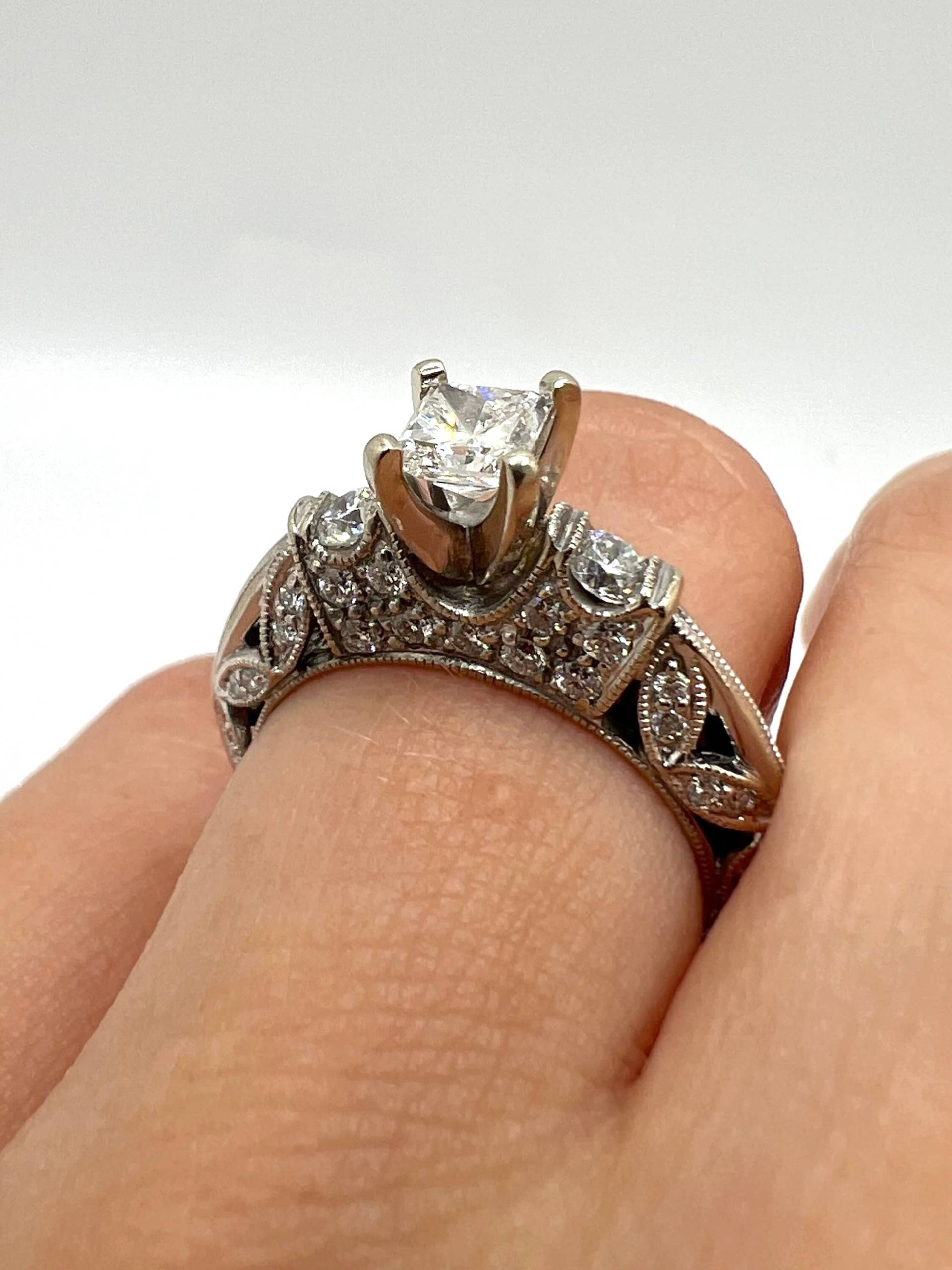 Vintage 14K Weißgold Diamant 0.65Ct Verlobungsring Art Deco Größe 6.5 Ungefähr von ColorCoutureJewels