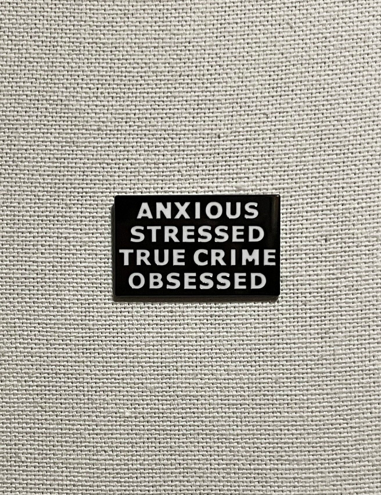 Anxious, Stressed, True Crime Obsessed Metall Emaille Pin Anstecker von CosyIslandLiving