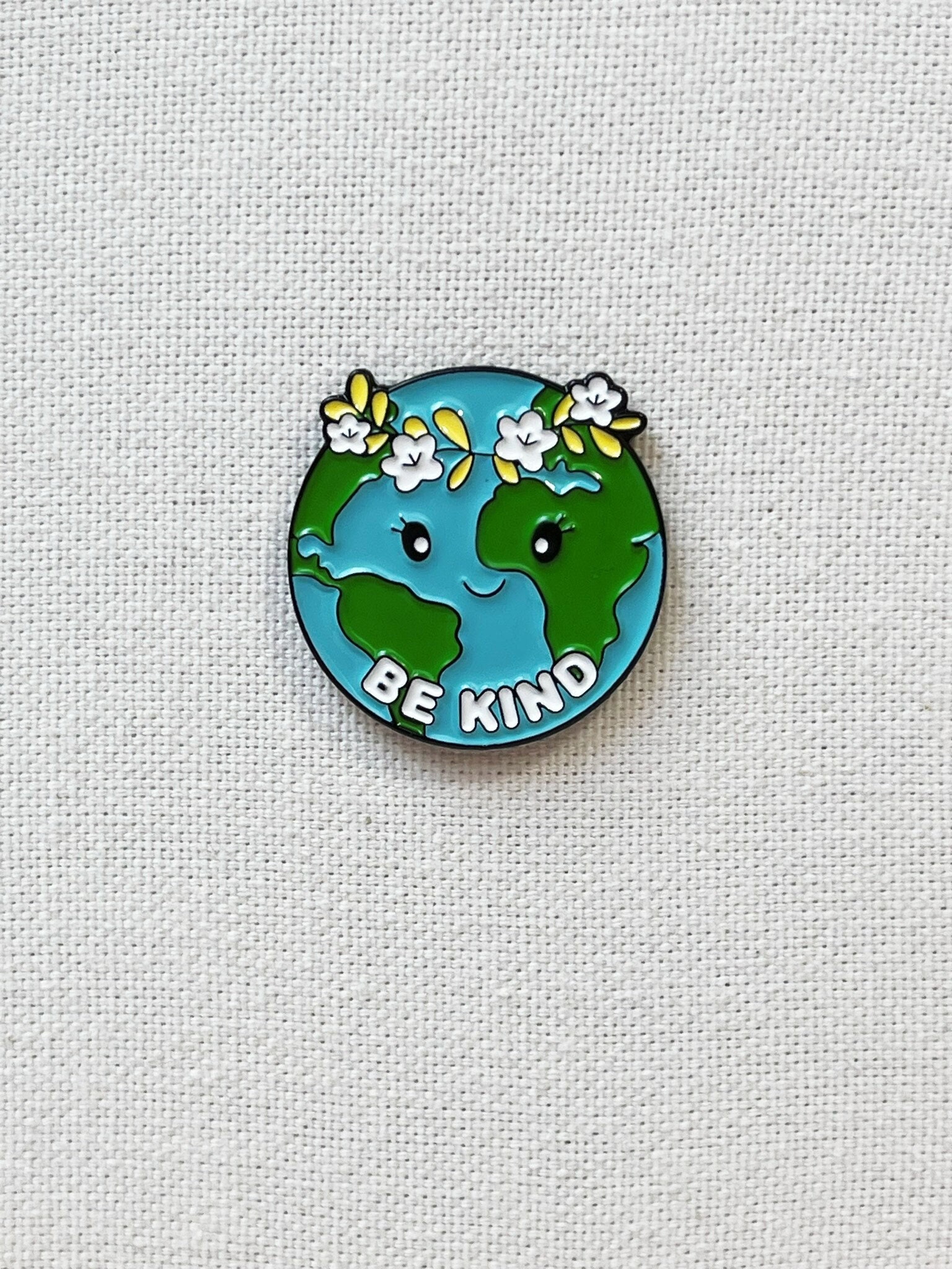 Be Kind Planet Erde Smiley Metall Emaille Pin Anstecker Blumen Blumenkranz Blumenkrone von CosyIslandLiving