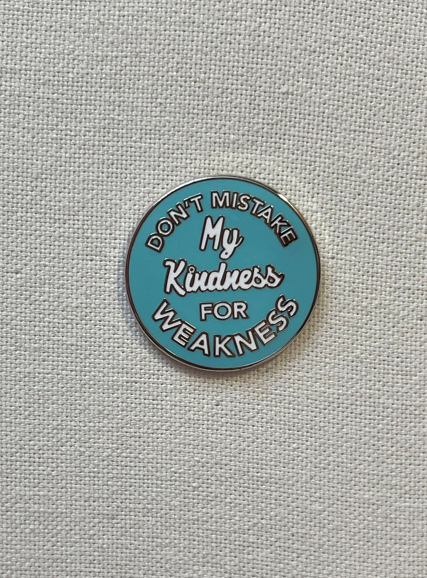 Don't Mistake My Kindness For Weakness Metall Emaille Pin Anstecker Spruch Türkis Silber von CosyIslandLiving