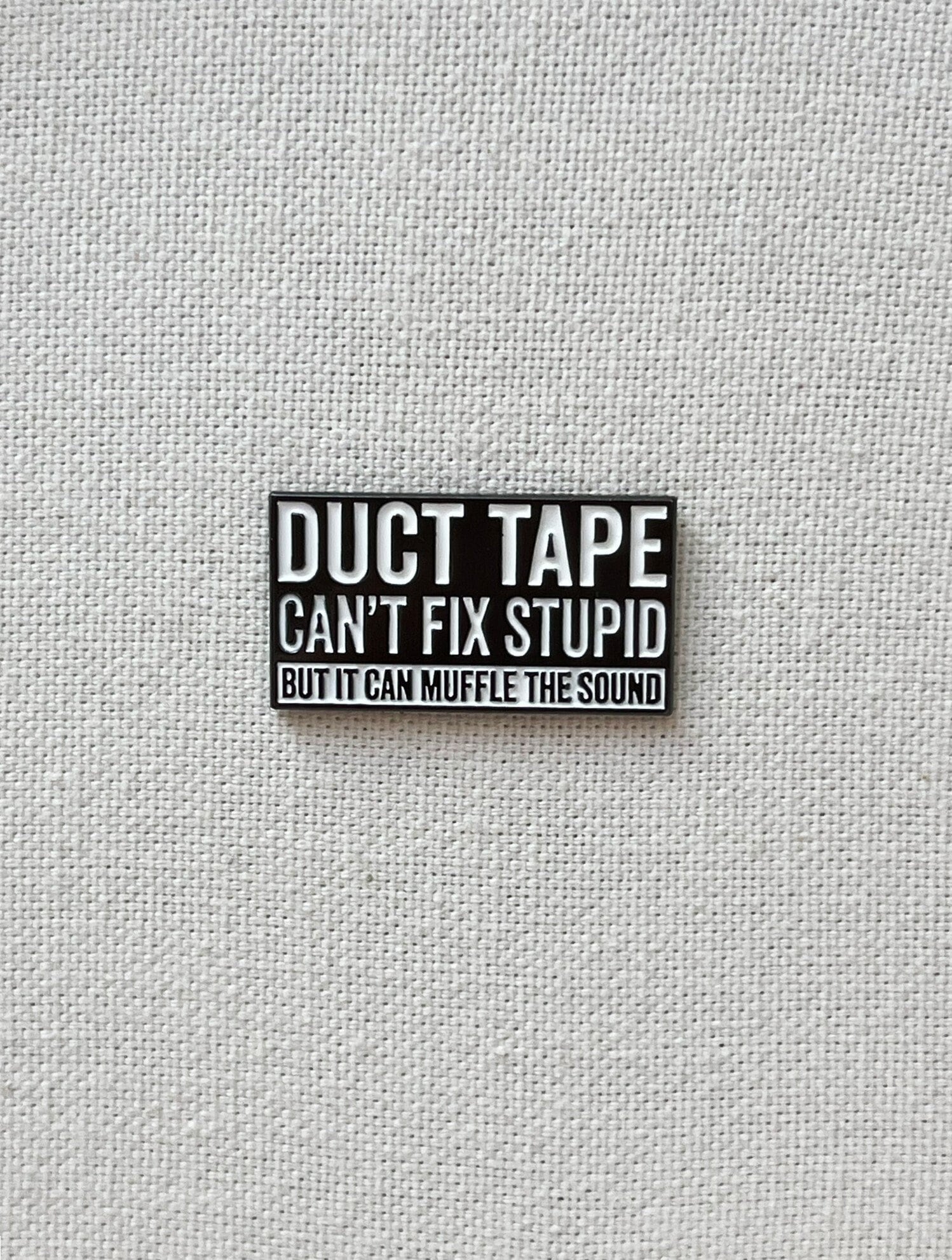 Duct Tape It Can't Fix Stupid, But Can Muffle The Sound Metall Emaille Pin Anstecker Abzeichen Schild Warnung Humor von CosyIslandLiving