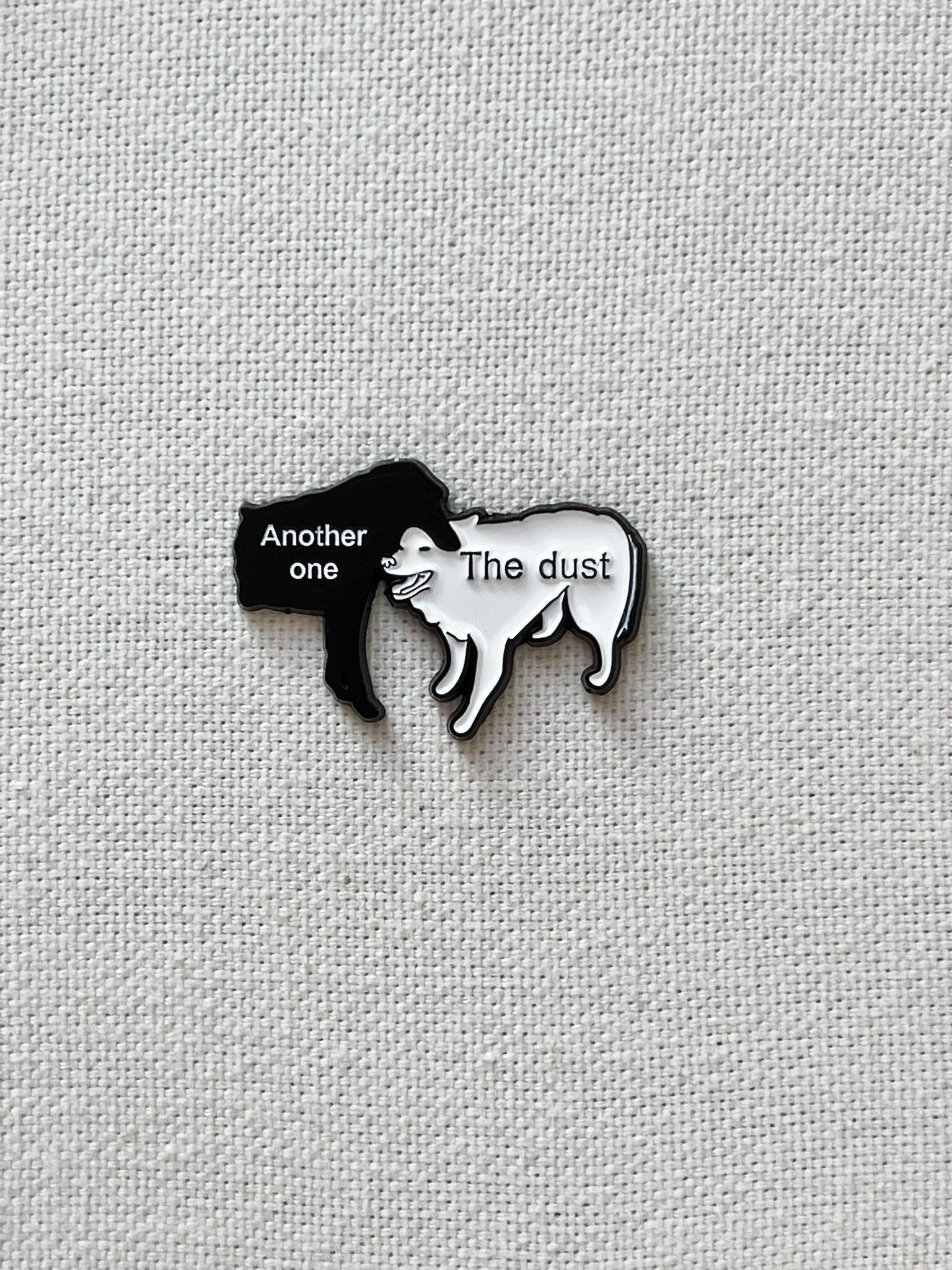 Another One Bites The Dust Metall Emaille Pin Anstecker Abzeichen Hunde Humor von CosyIslandLiving