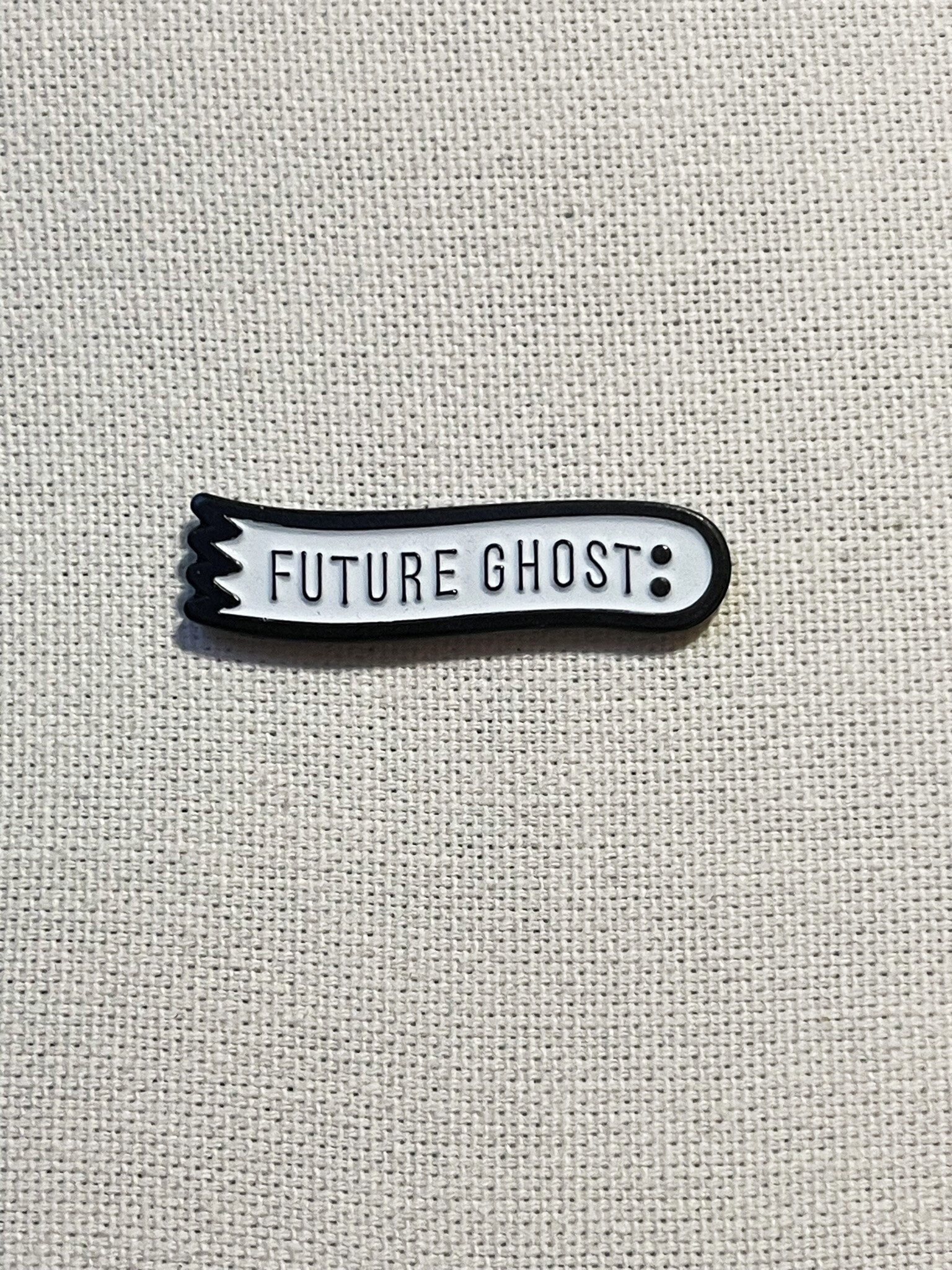 Future Ghost Metall Hart Emaille Pin Anstecker Nachtleuchtend Fluoreszierend von CosyIslandLiving