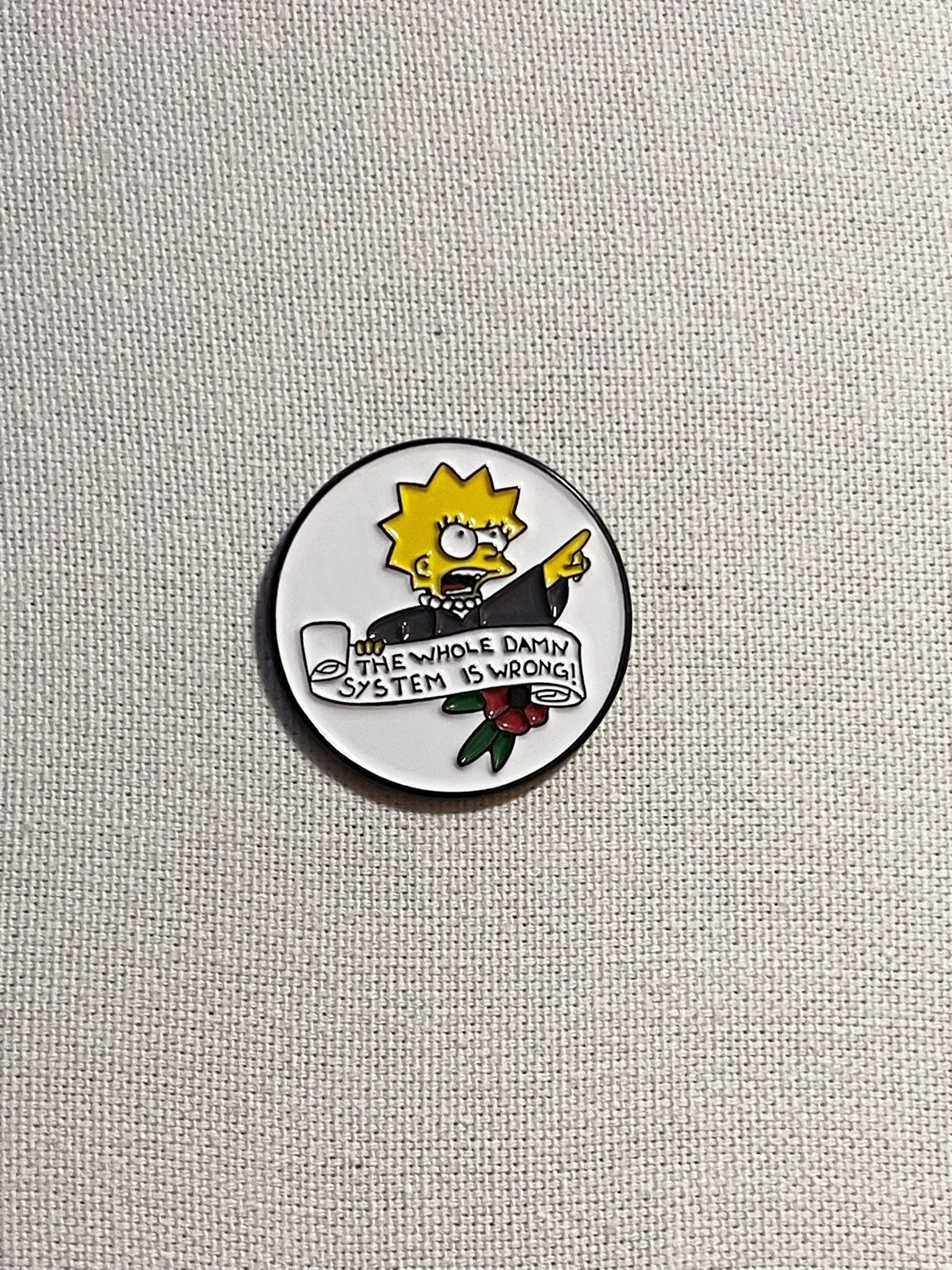 Lisa Simpson - The Whole Damn System Is Wrong Die Simpsons Metall Emaille Pin Anstecker von CosyIslandLiving