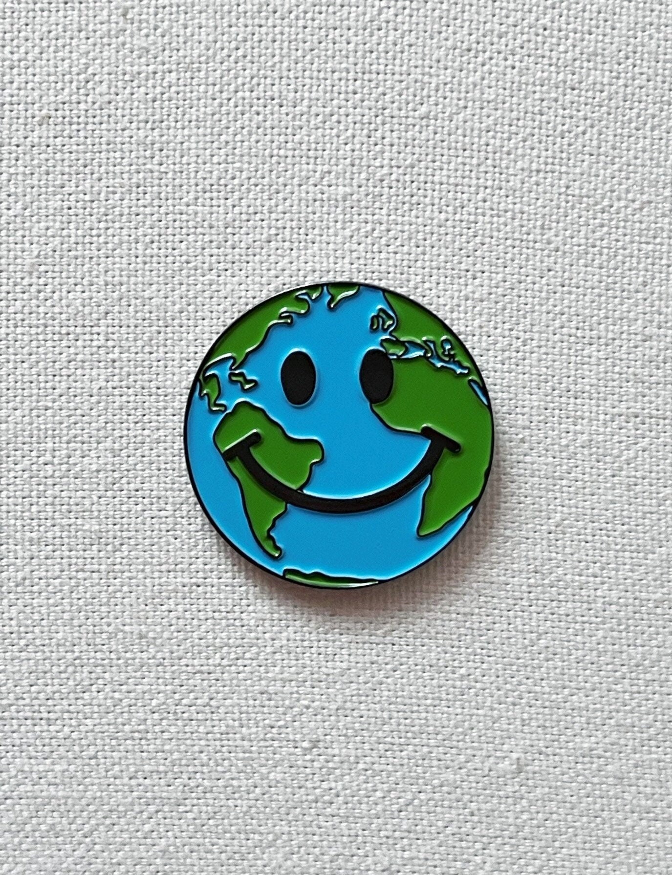 Planet Erde Smiley Metall Emaille Pin Anstecker von CosyIslandLiving