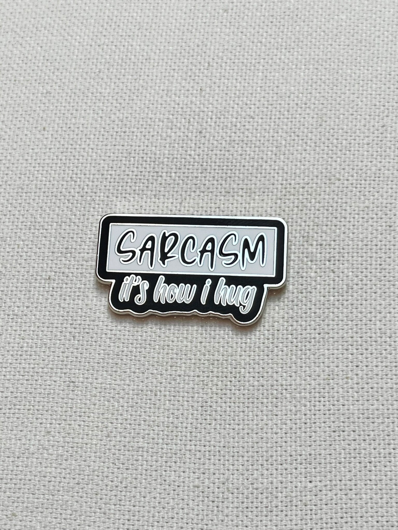 Sarcasm It's How I Hug Metall Emaille Pin Anstecker Abzeichen Schild Humor von CosyIslandLiving