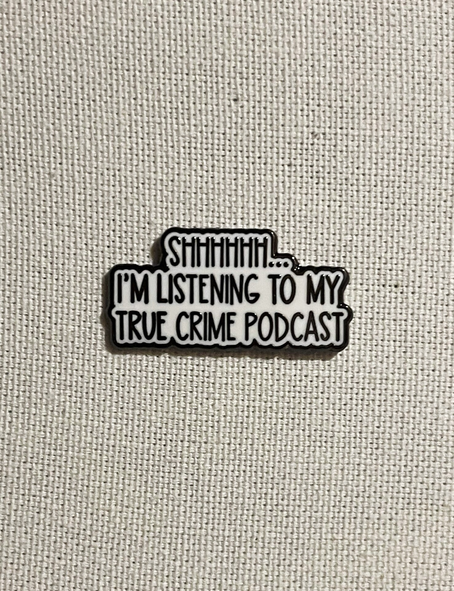 Shhhhh... I'm Listening To My True Crime Podcast Metall Emaille Pin Anstecker Abzeichen von CosyIslandLiving