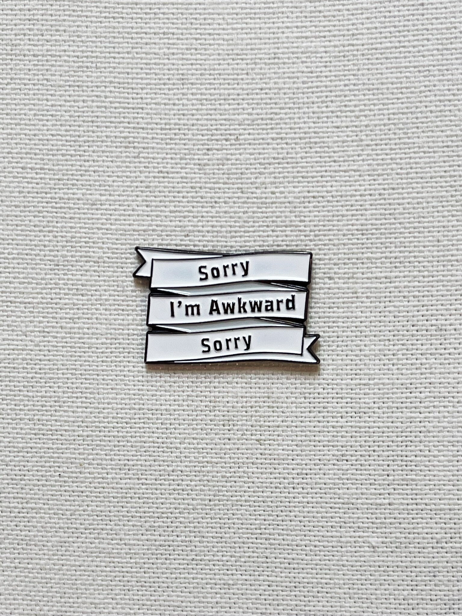 Sorry I'm Awkward Metall Emaille Pin Anstecker Abzeichen Spruch Banner von CosyIslandLiving