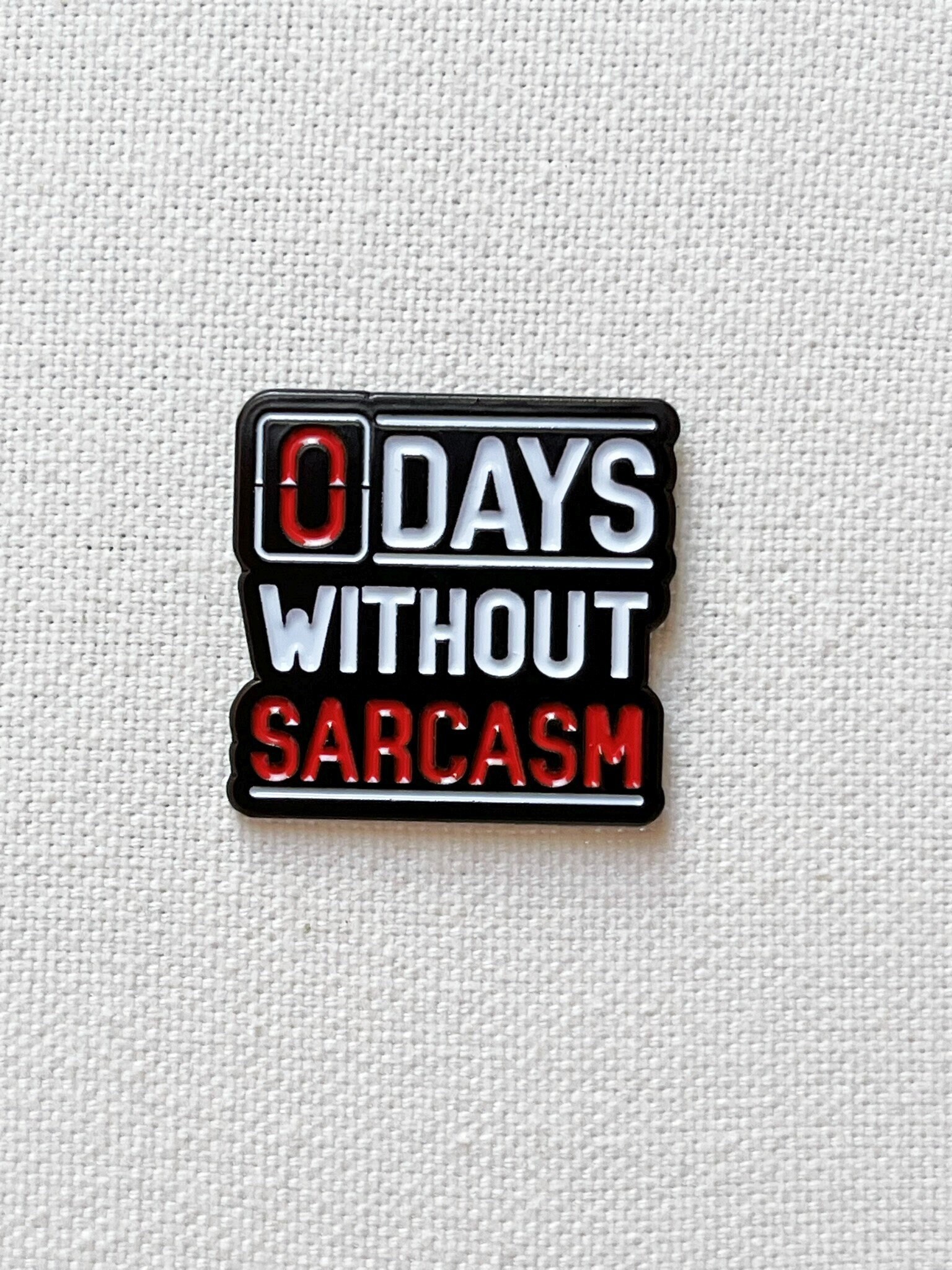 Zero Days Without Sarkasmus Metall Emaille Pin Anstecker Warnschild Humor von CosyIslandLiving