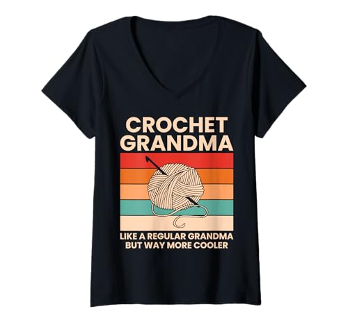 Damen Häkel-Oma Lustiges Stricken Häkeln Liebhaberin Großmutter T-Shirt mit V-Ausschnitt Damen Häkel-Oma Lustiges Stricken Häkeln Liebhaberin Großmutter T-Shirt mit V-Ausschnitt von Crochet Lover Designs by A Knitting Mom