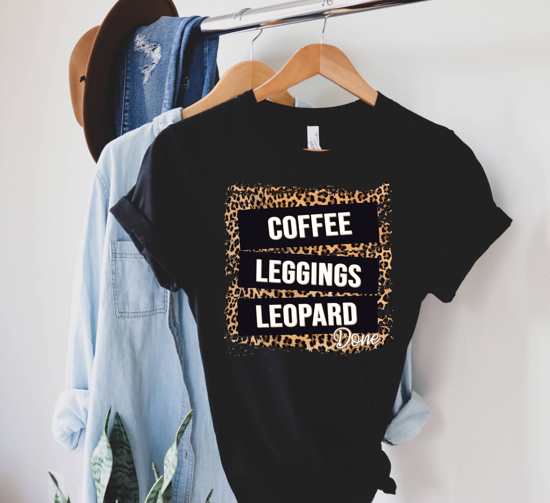 Kaffee Leggings Leopard Shirt Print - Bella Canvas Mom Life T-Shirt Geschenk Für Mama Mutter Mädchen Boss von CrocoRockoTees