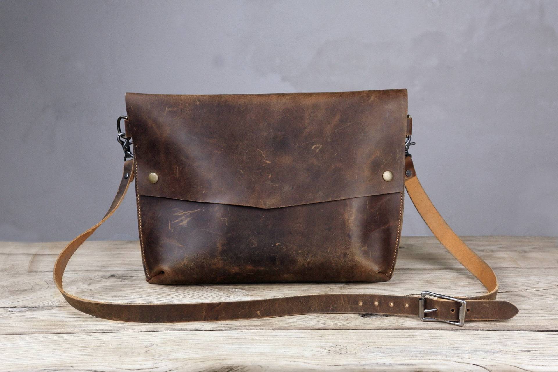 Personalisierte Leder Casual Designer Crossbody Tasche Für Männer, Vintage Minimalist Stilvolle Seite Messenger Bag Z07-Lcb05S von DMleatherStudio