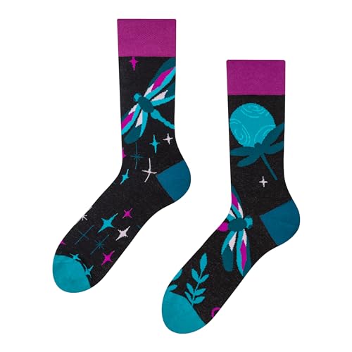 Dedoles Socken Unisex Damen Herren & Kinder Baumwolle viele lustige Designs 1 Paar Geschenk links rechts verschieden, Farbe Schwarz, Motiv Libellen in der Nacht, Gr. 43-46 von Dedoles