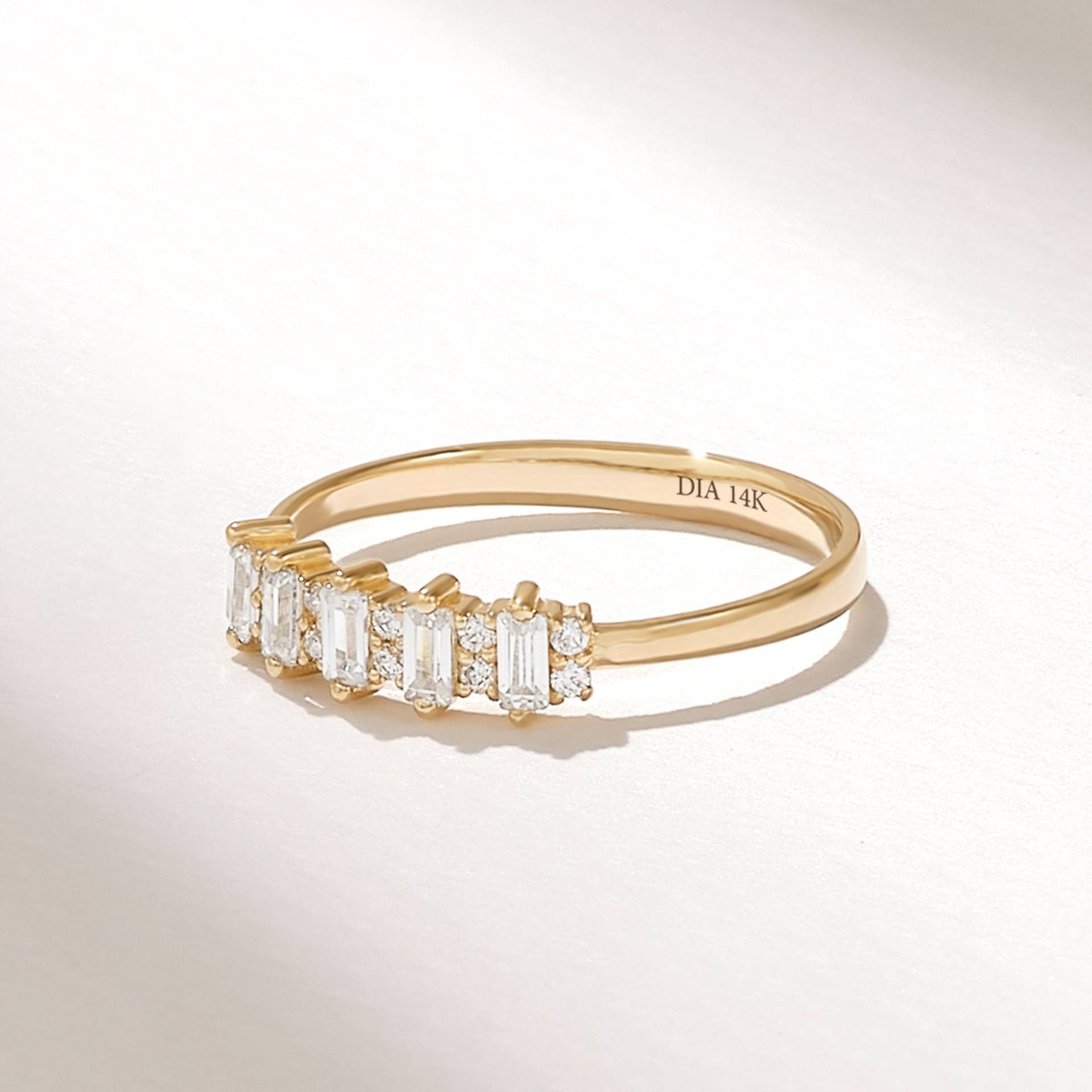 Diamant-Baguette-Ehering, 14-Karätiger Alternierender Diamant-Brautring, Zierliches Vertikales Baguette-Band Aus Massivem Gold Für Damen von DiaFineJewelry