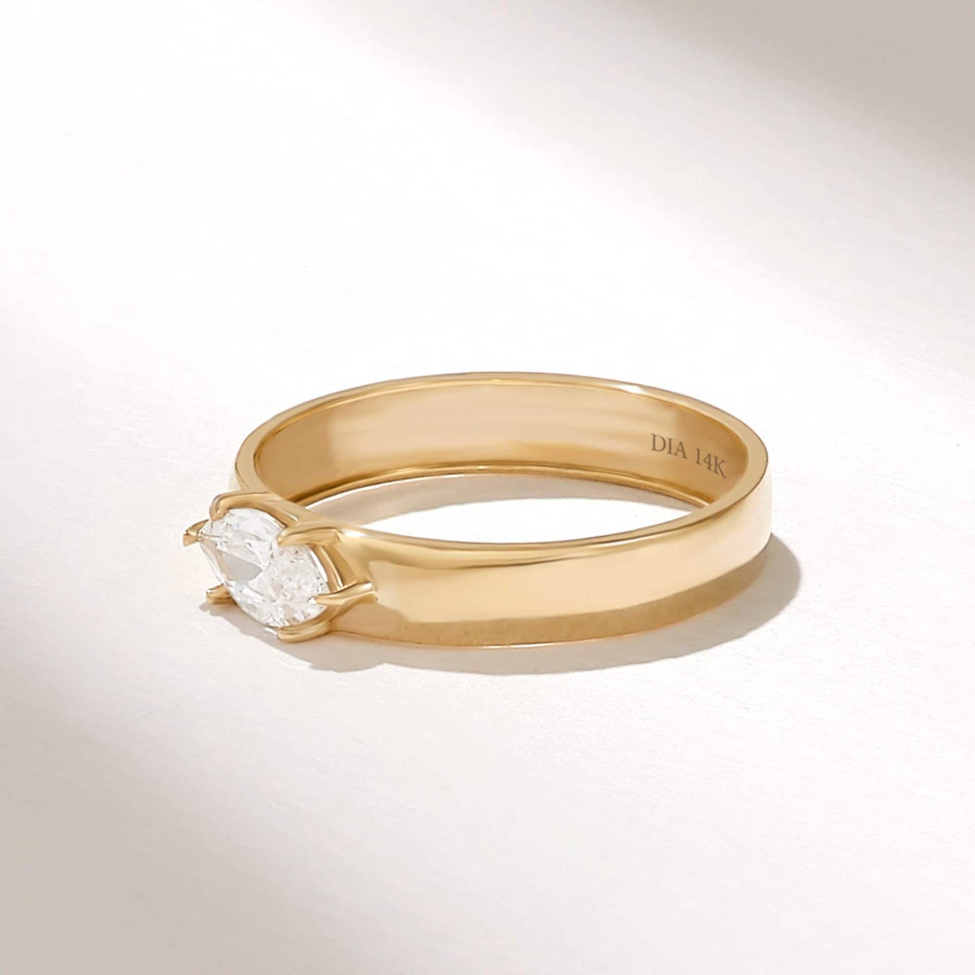 Goldband-Verlobungsring Mit Marquise-Diamant, 14-Karätiges Massives Gold-Solitär-Jubiläumsring Dickem Band Für Frauen, Echter Natürlicher Diamantring von DiaFineJewelry