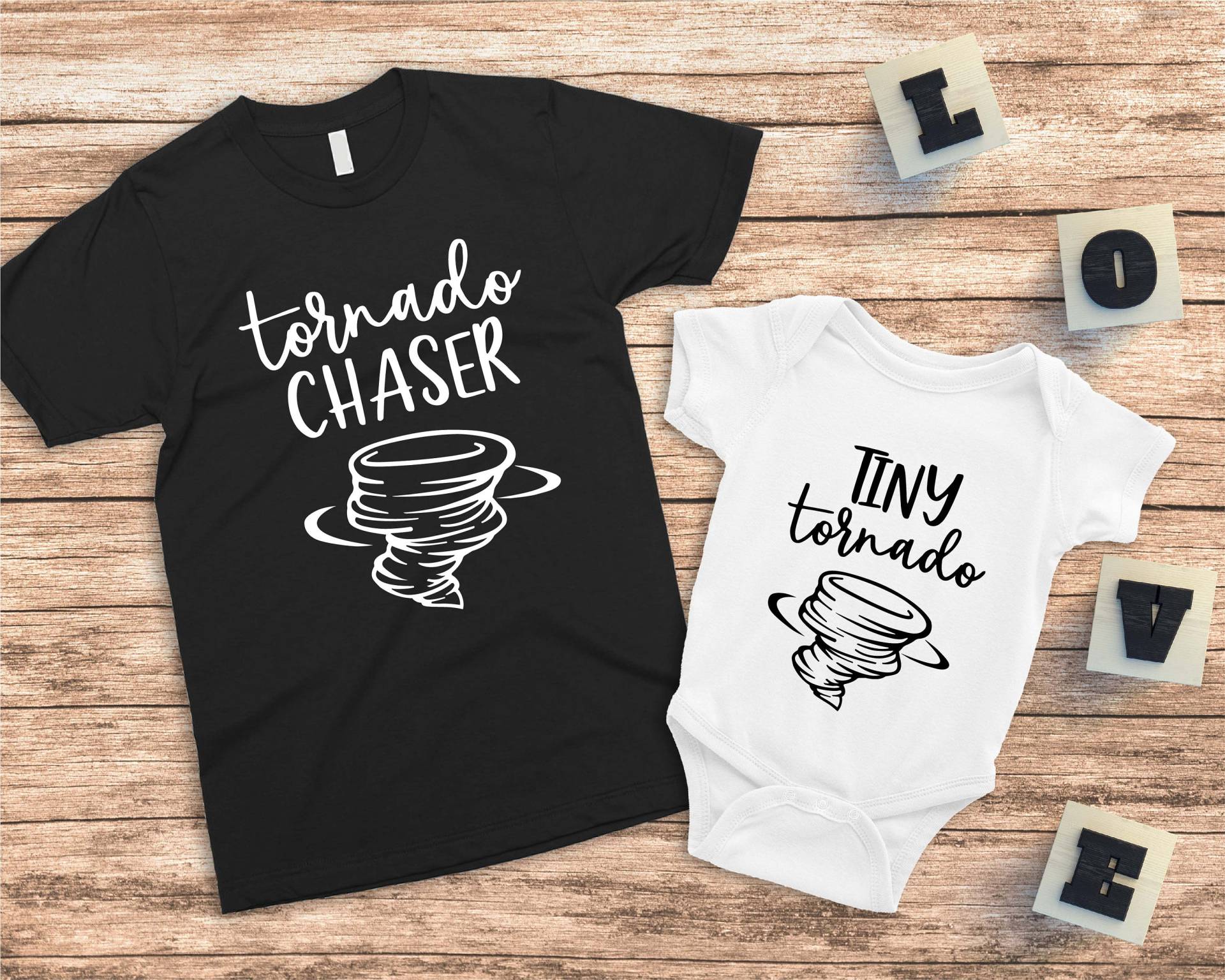 Tornado Chaser - Winziges Tornado-Shirt, Passende Papa- Und Baby-Shirts, Passendes Vater-Baby-Geschenkset, Papa-Geschenk, Vatertagsgeschenk von DonkeyMonkeyDesign