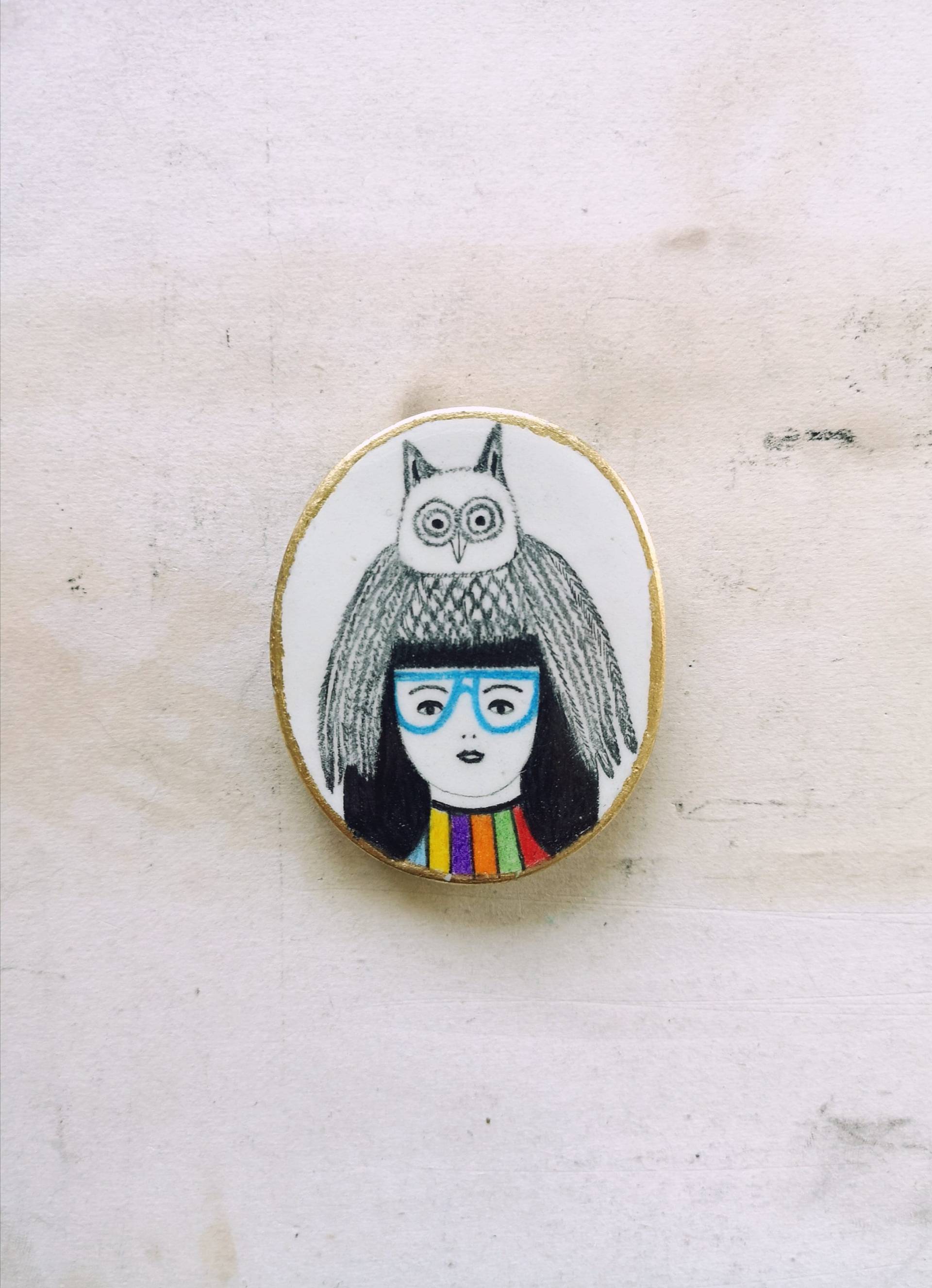 Eule Pin, Spirit Animal, Ton Schmuck, Bleistift Zeichnung, Illustration, Brosche, Mädchen Mit Gläsern, Wald, Blau, Oval, Golden, Schmuck von AbundanceOfTheSoul