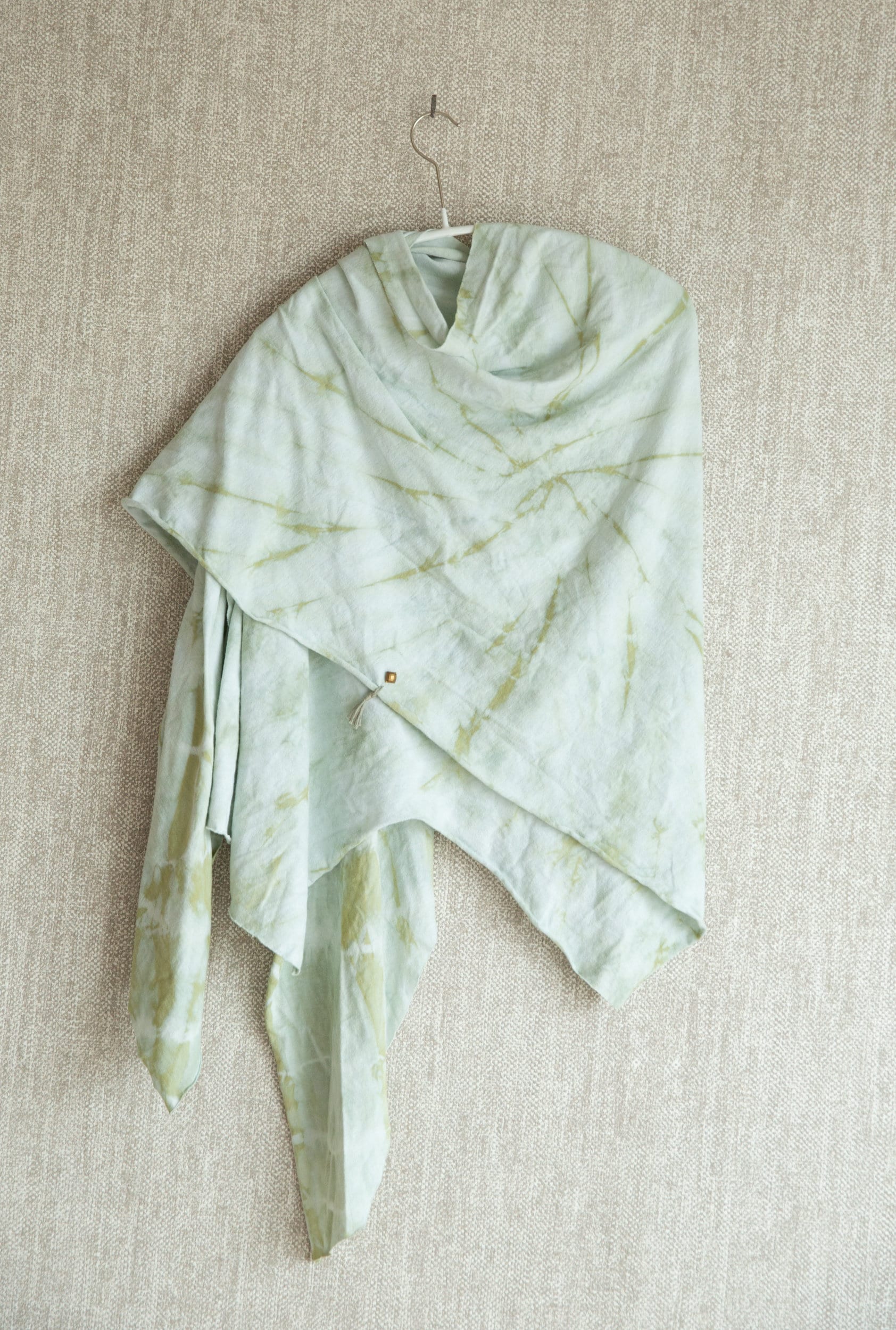Batik Tuch, Schal, Poncho, Rock, Kleid, Wandbehang in Weiß Salbei Grün Im Apocalypse Style, Used Look, Upcycling Ca. 70x220cm Batik Tuch, Schal, Poncho, Rock, Kleid, Wandbehang in Weiß Salbei Grün Im Apocalypse Style, Used Look, Upcycling Ca. 70x220cm von DreamCatcherFry