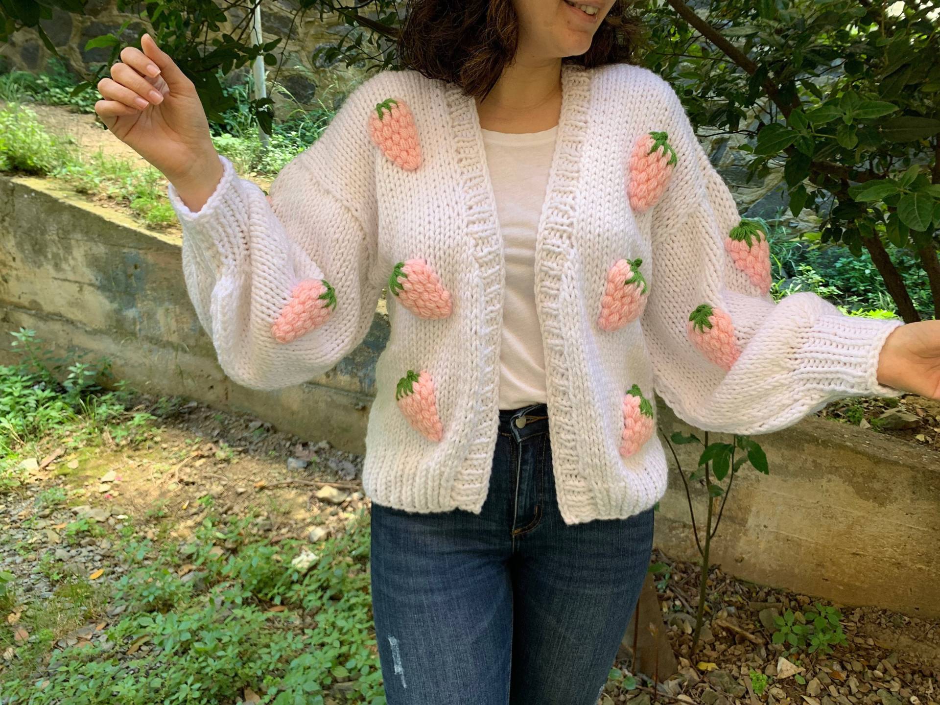 Rosa Erdbeere Strickjacke Für Frauen | Weiße Grobstrick Einzigartiges Geschenk Sie Kuschelige Handgestrickt Mit Liebe von Dreamknittt