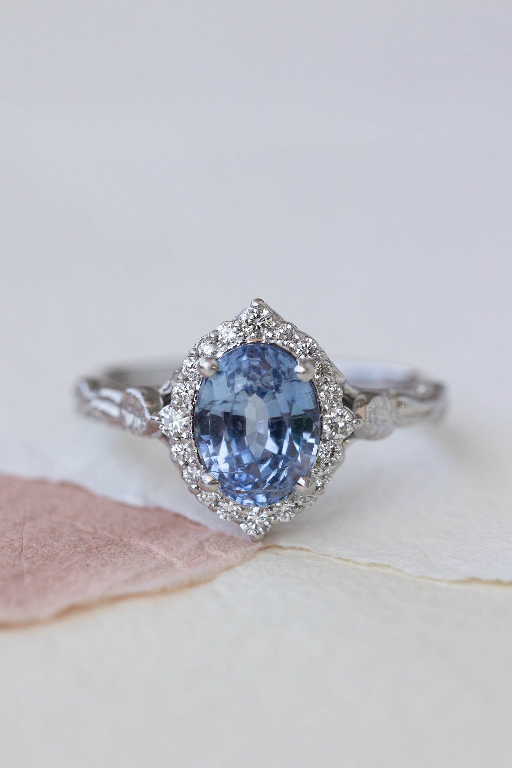 2 Karat Ovaler Blauer Saphir Natur Inspirierter Verlobungsring - Diamant Halo Ring, Weißgold Jubiläumsring Für Frauen, 14K 18K Gold von EdenGardenJewelry