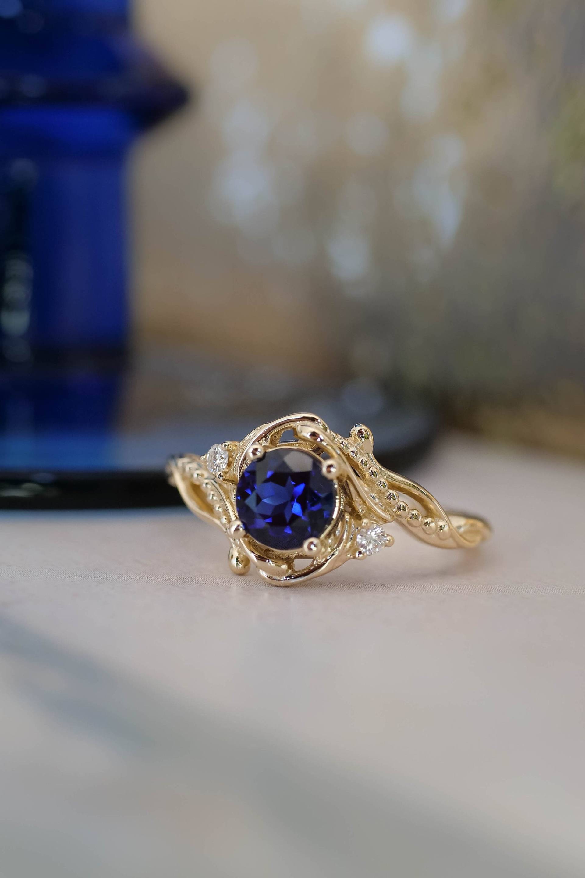 Dark Blue Lab Sapphire Fantasy Verlobungsring Rundschliff, Einzigartiger Bypass Saphir Ring Mit Von Der Natur Inspirierten Diamanten in 14K Oder 18K von EdenGardenJewelry