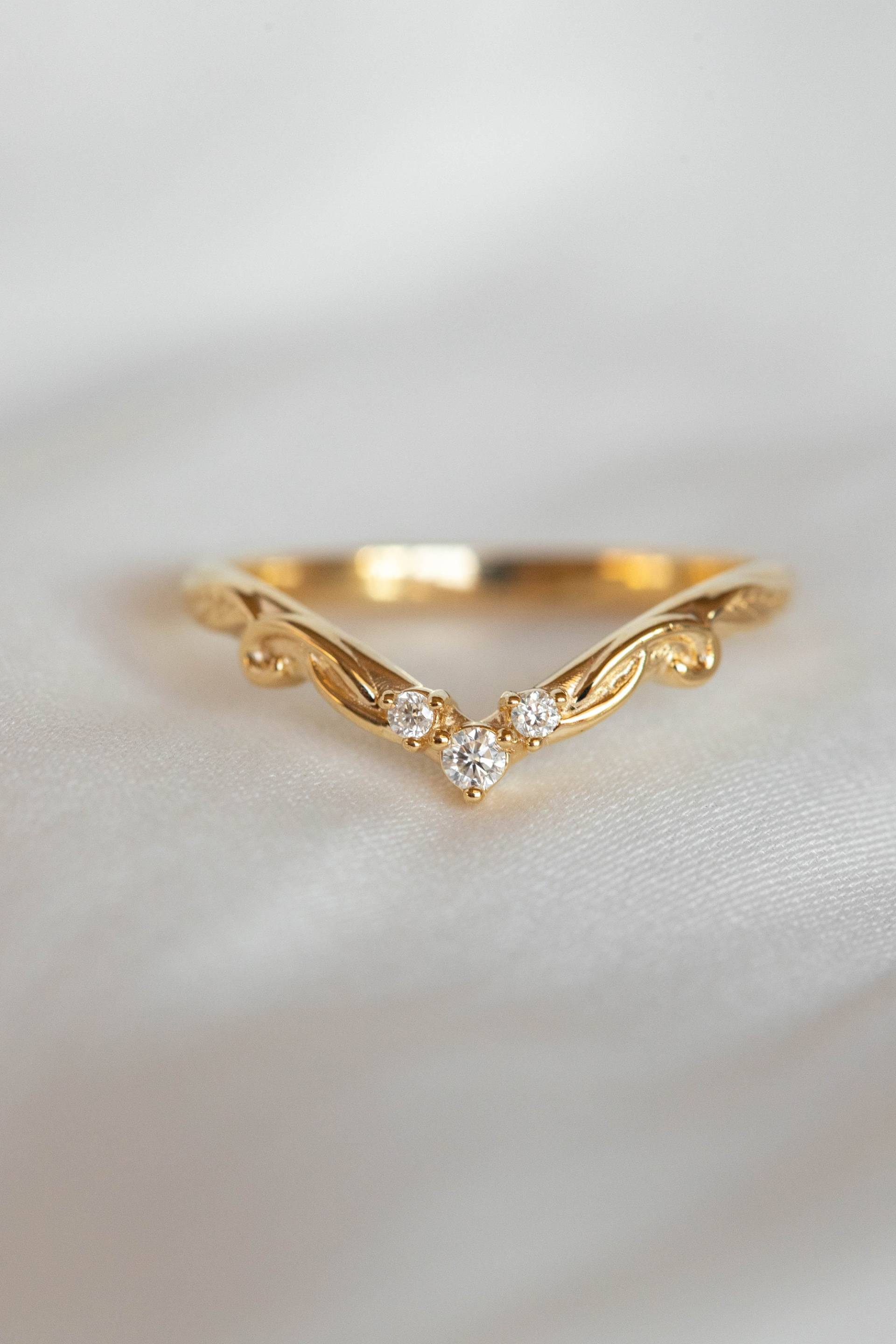 Drei Diamant Blätter Ehering, Stapelbarer Natur Inspirierter Goldring Für Frau, 14K Oder 18K Gold von EdenGardenJewelry