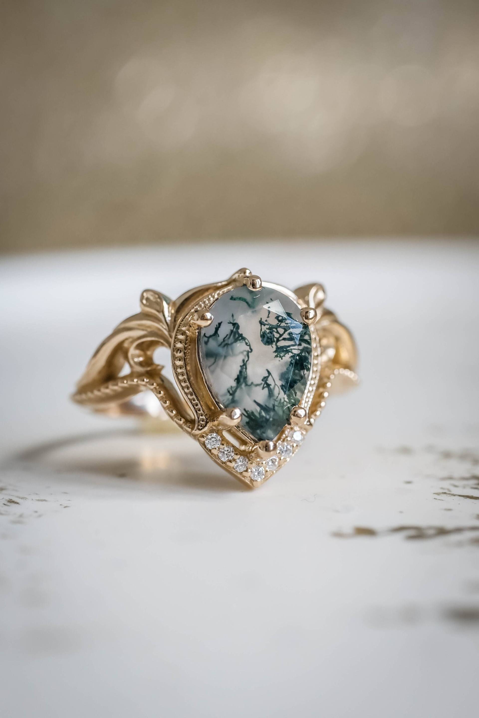 Einzigartiger Birnenförmiger Moos Achat Ring, 1.8 Ct Tiefer Waldgrüner Rutil Und Diamanten Verlobungsring Für Frauen, Verzierter Gold Ring von EdenGardenJewelry