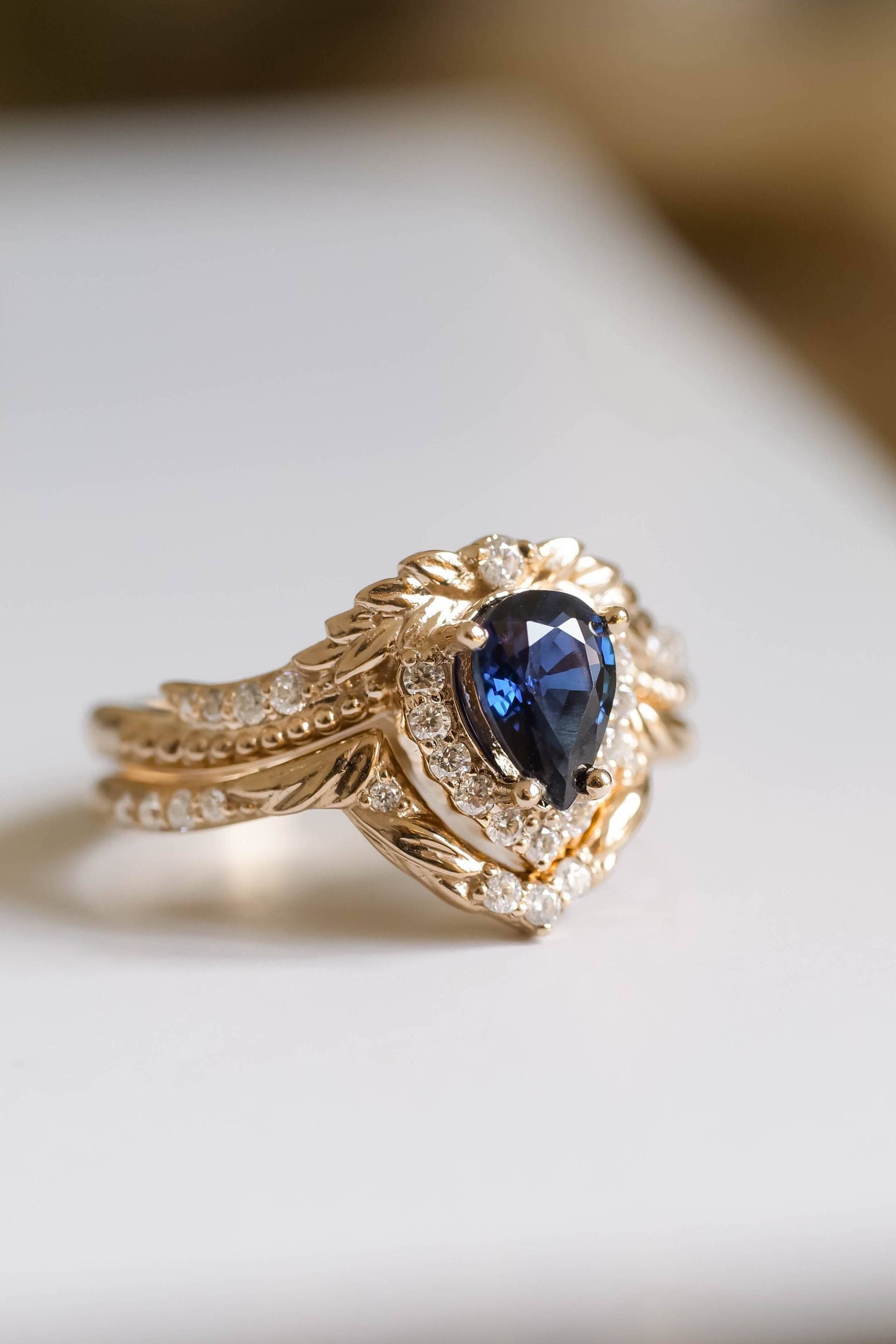 Fantasy Natur Inspiriertes Brautset, Fairy Verlobungsring Set - Royal Blue Saphir Ring Mit Diamant Halo & Passendem Ehering von EdenGardenJewelry