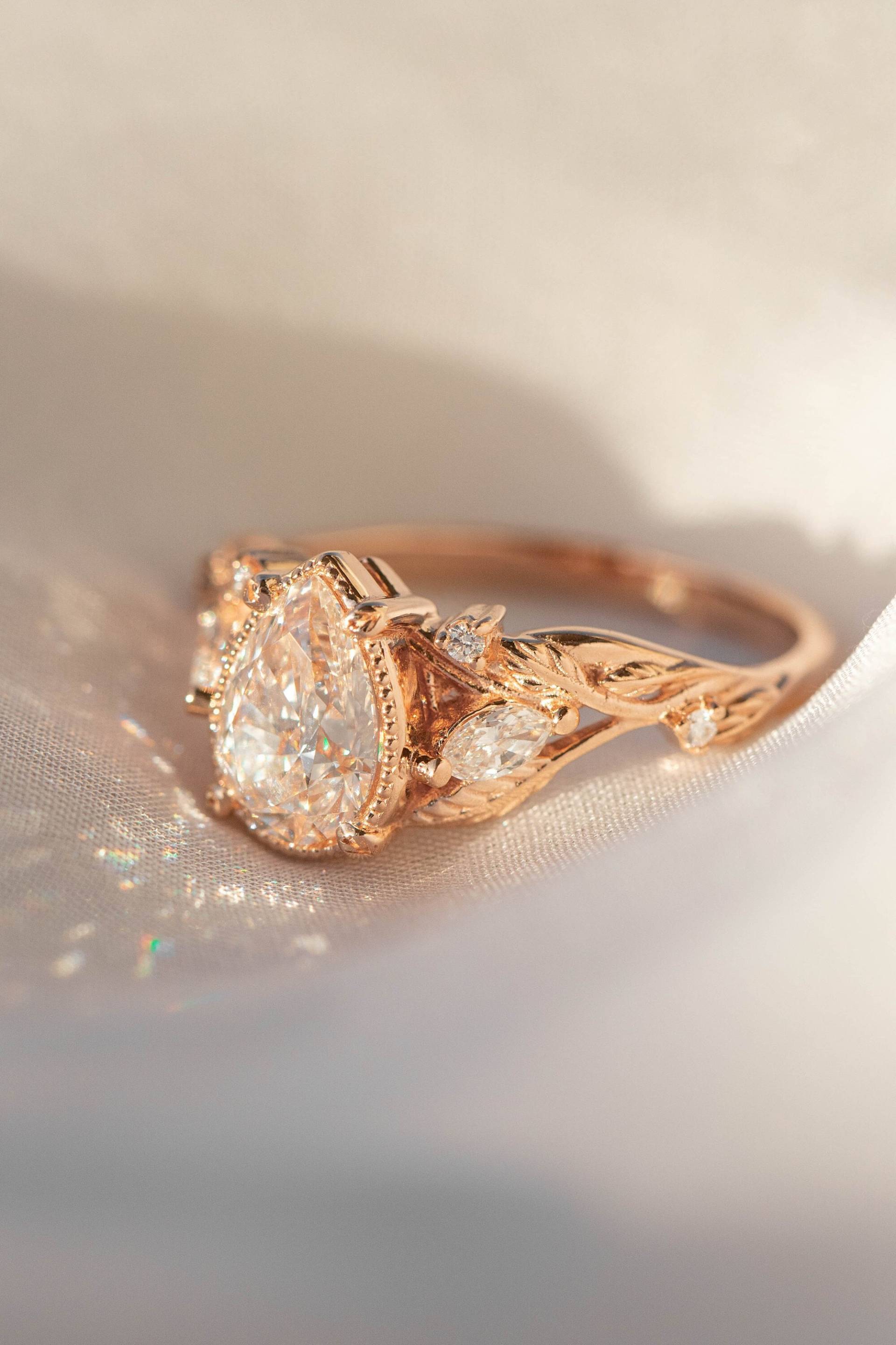 Großer Moissanit Verlobungsring Mit Marquise Diamanten Blättern, Natur Inspirierter Ring Für Die Braut, Roségoldring 14K Oder 18K Gold von EdenGardenJewelry