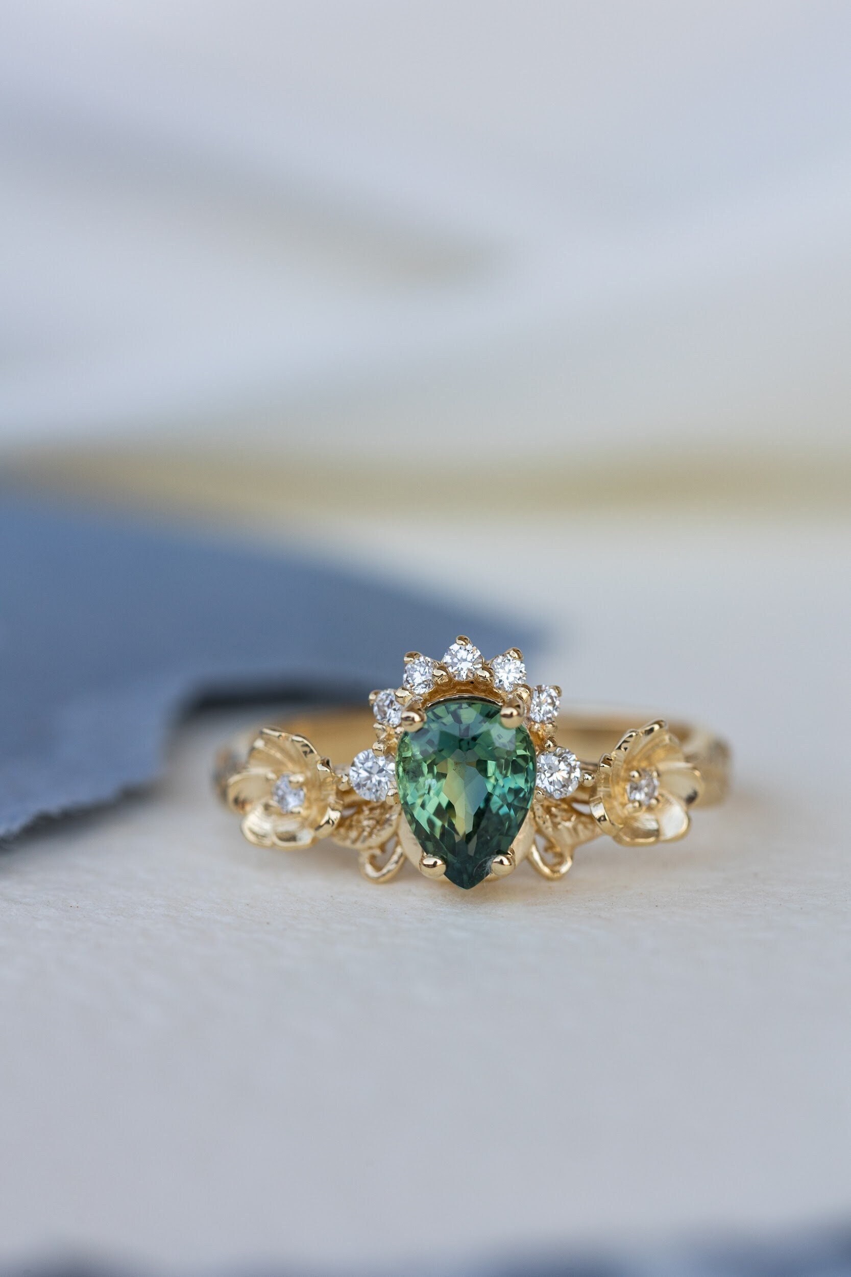 Grüner Saphir Verlobungsring, Blumenring, Natur Einzigartiger Ring Für Frau, Floraler Ring, & Diamanten von EdenGardenJewelry