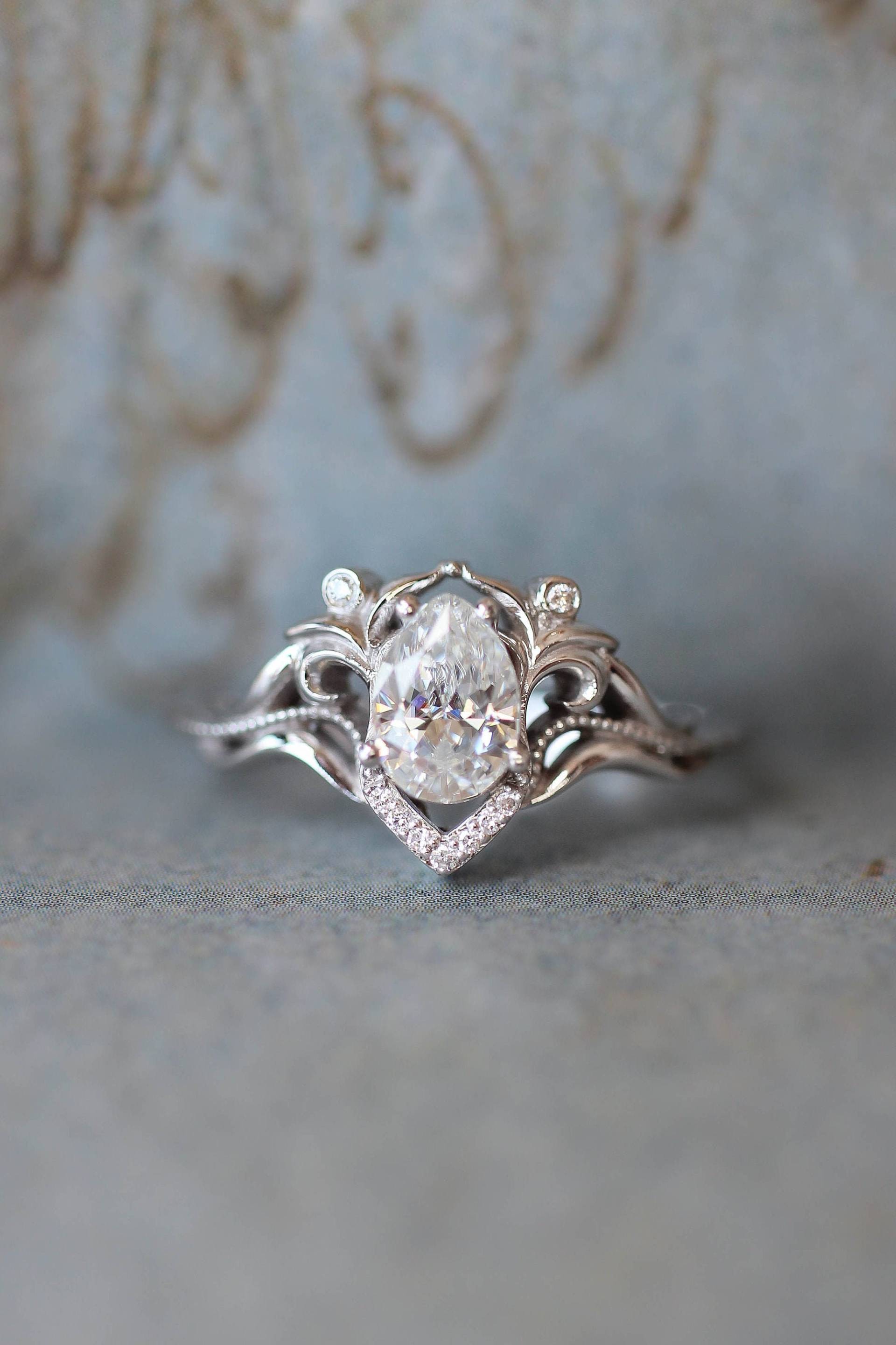 Moissanite Verlobungsring, Jugendstil Ehering, Vintage Inspirierter Ring, Naturring Für Frau, Künstlicher Diamant, Weißgoldring, 14K von EdenGardenJewelry